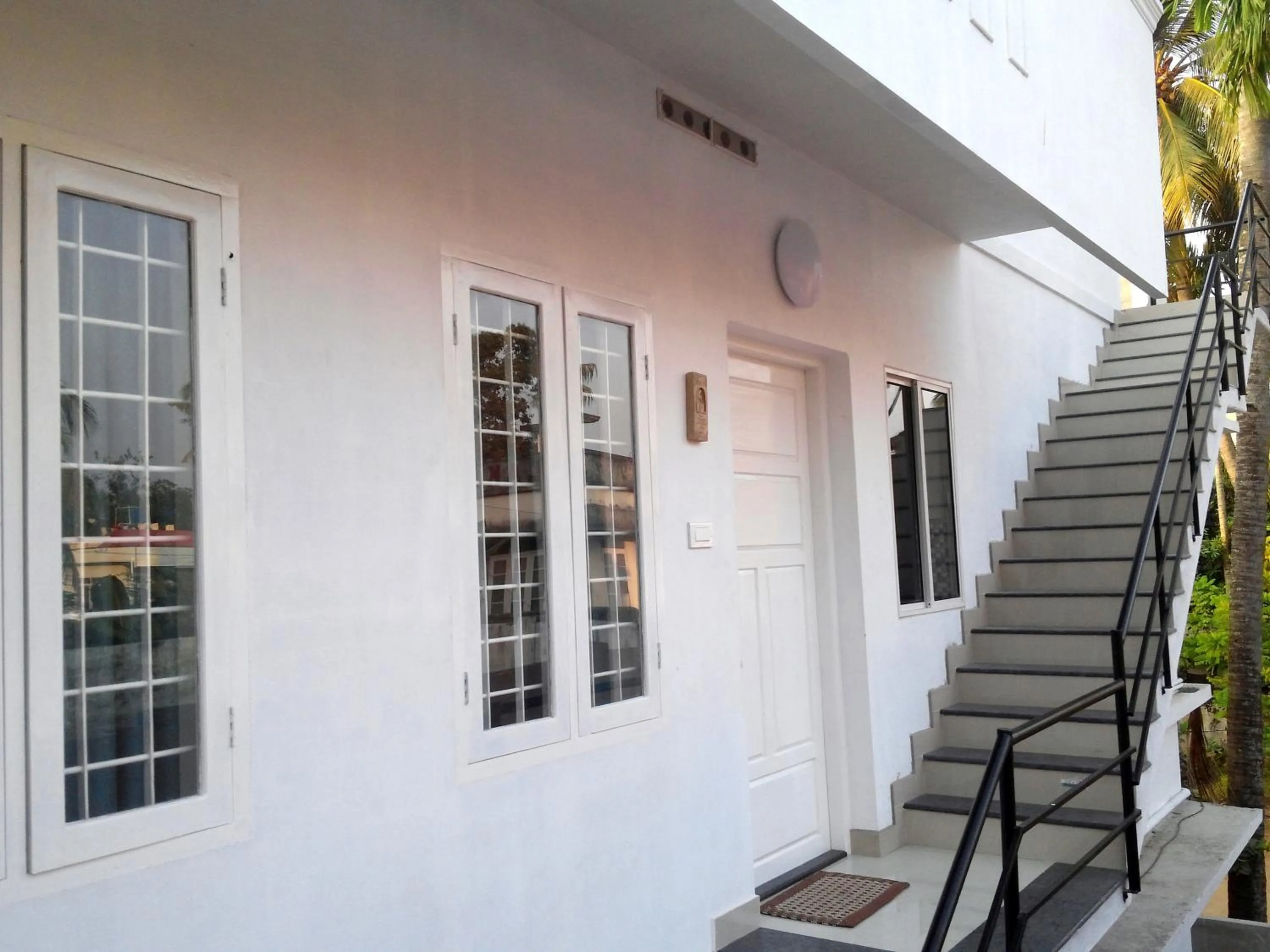 Facade/entrance in The Pod Cochin Homestay