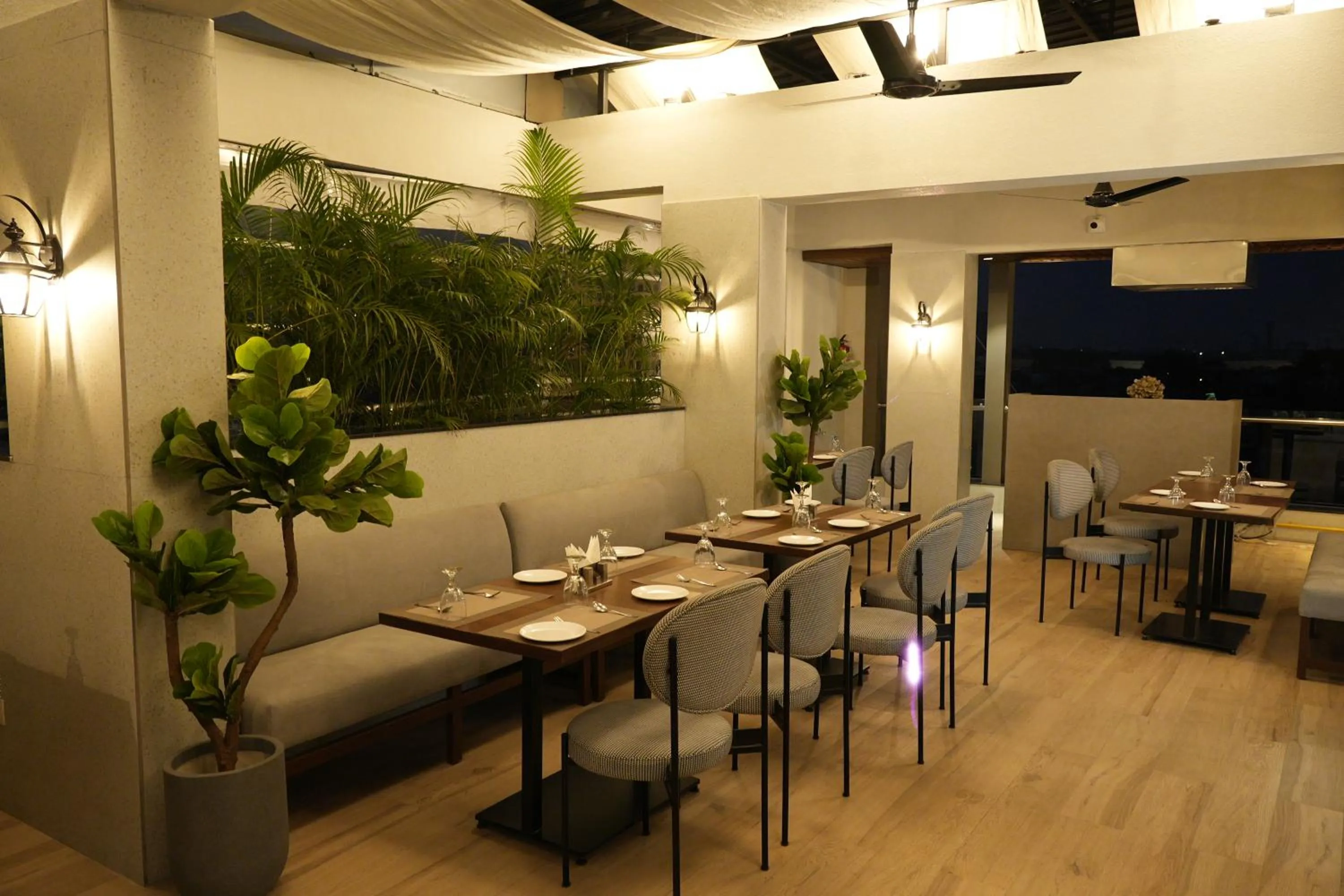 Restaurant/places to eat in SIVANTA by BOMBAY GROUP OF HOTELS NAGPUR