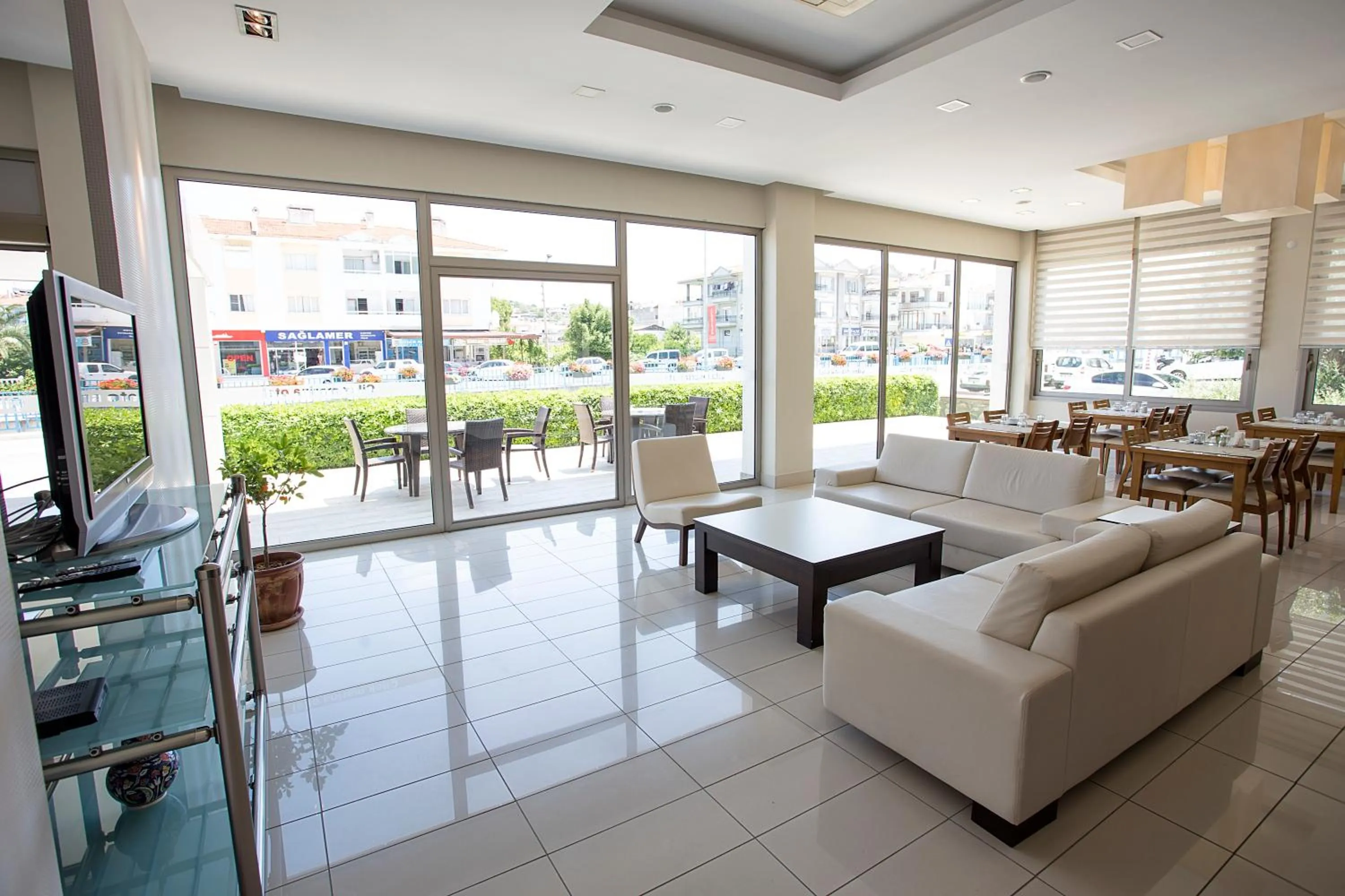 Communal lounge/ TV room in Çilek Marina Otel