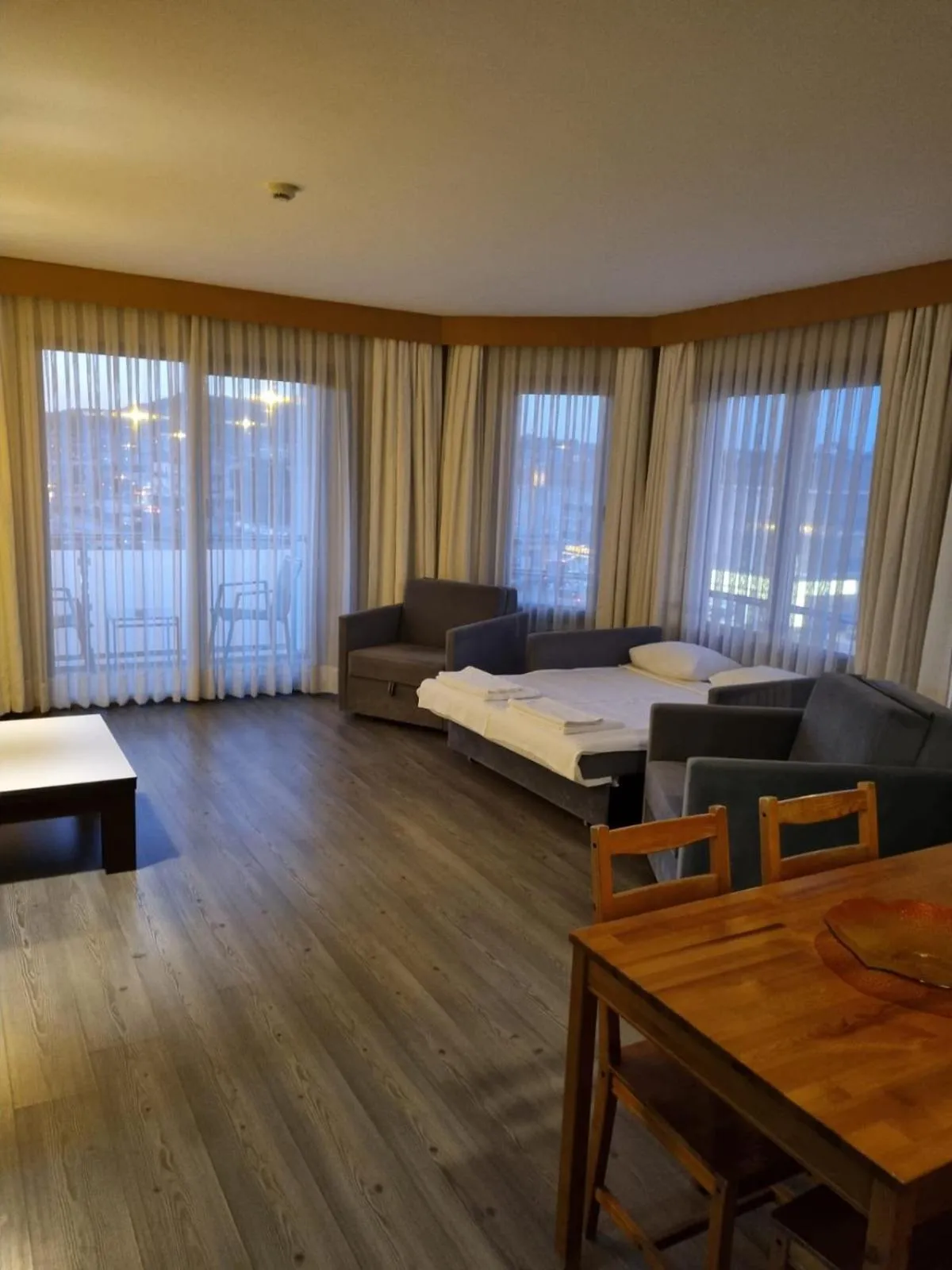 Seating area, Bed in Çilek Marina Otel