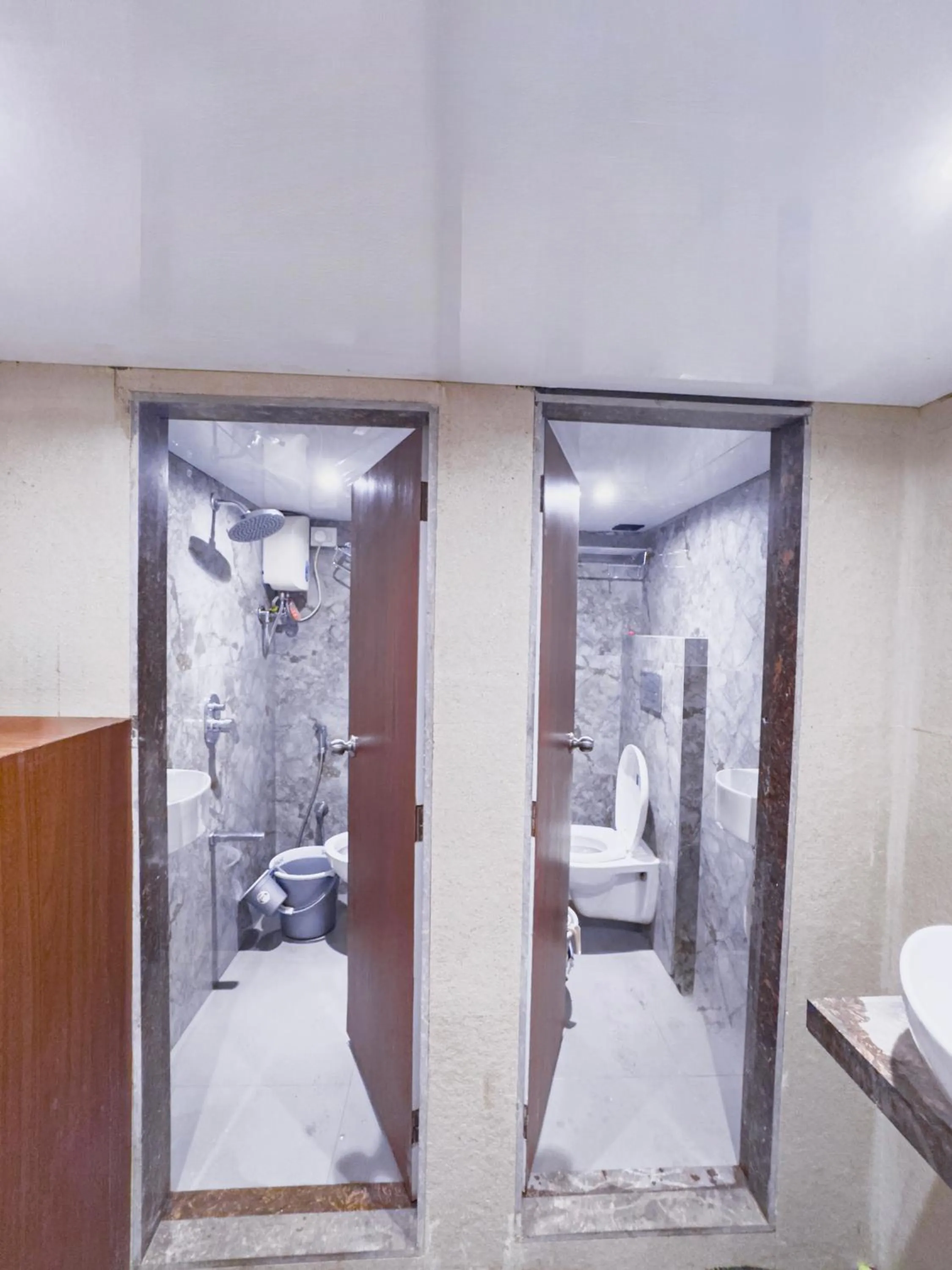 Shower in Hotel Winton