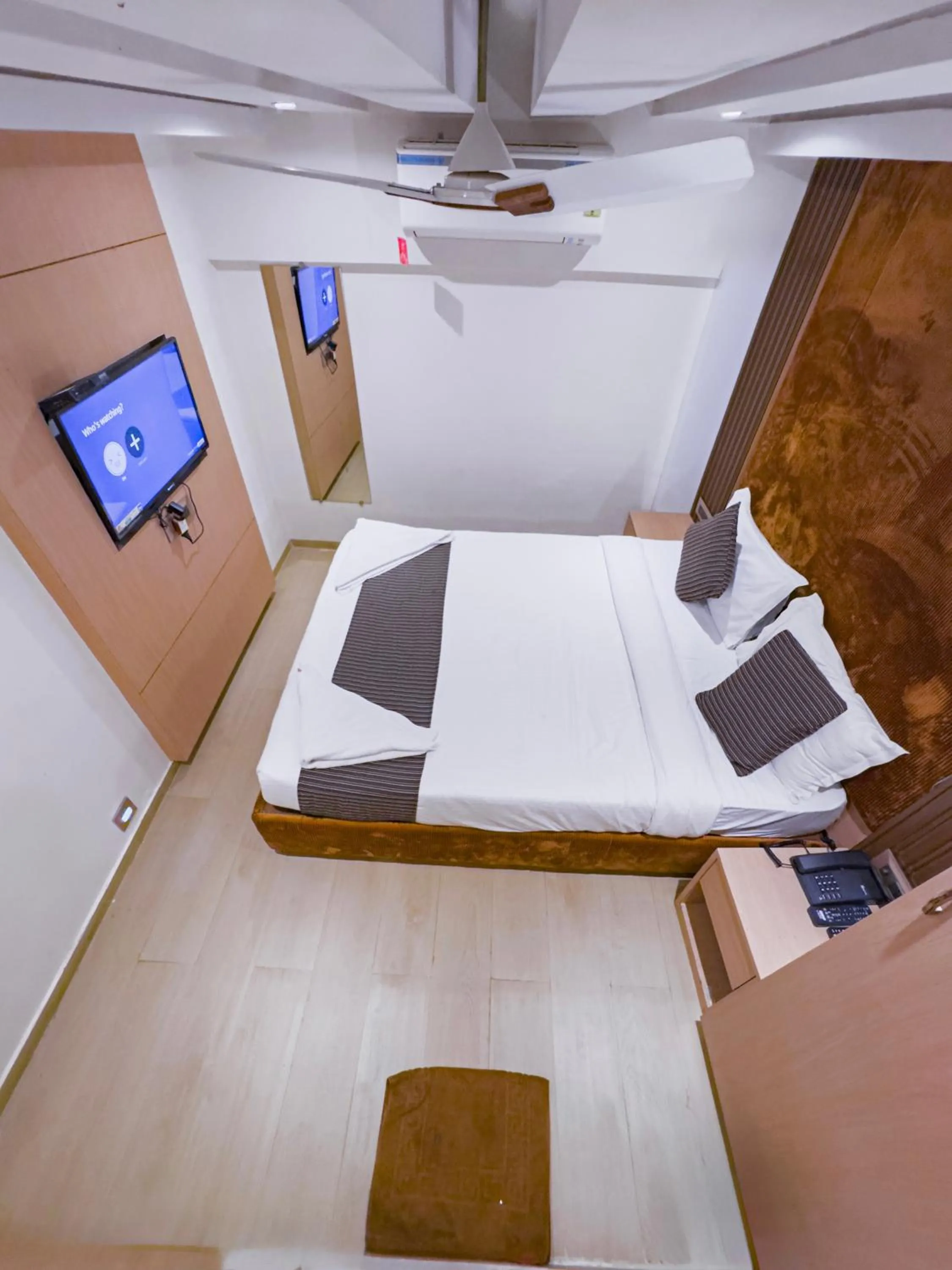 Communal lounge/ TV room, Bed in Hotel Winton