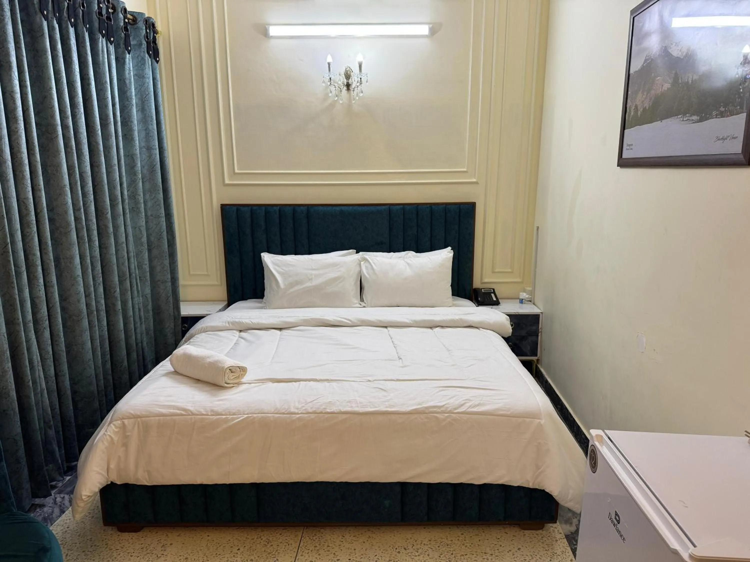 Bed in White House Karachi