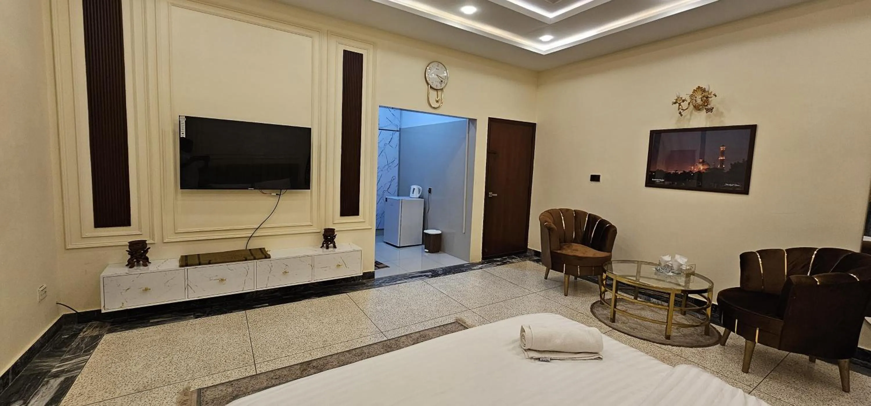 Communal lounge/ TV room, Bed in White House Karachi