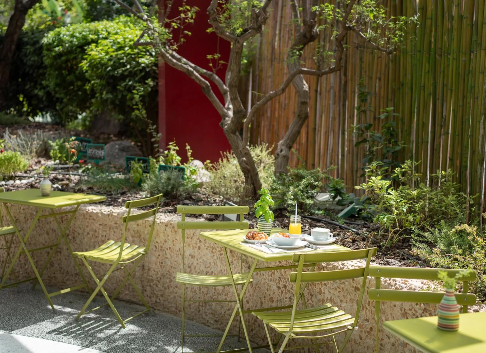 Restaurant/places to eat in Hi Hotel Bari