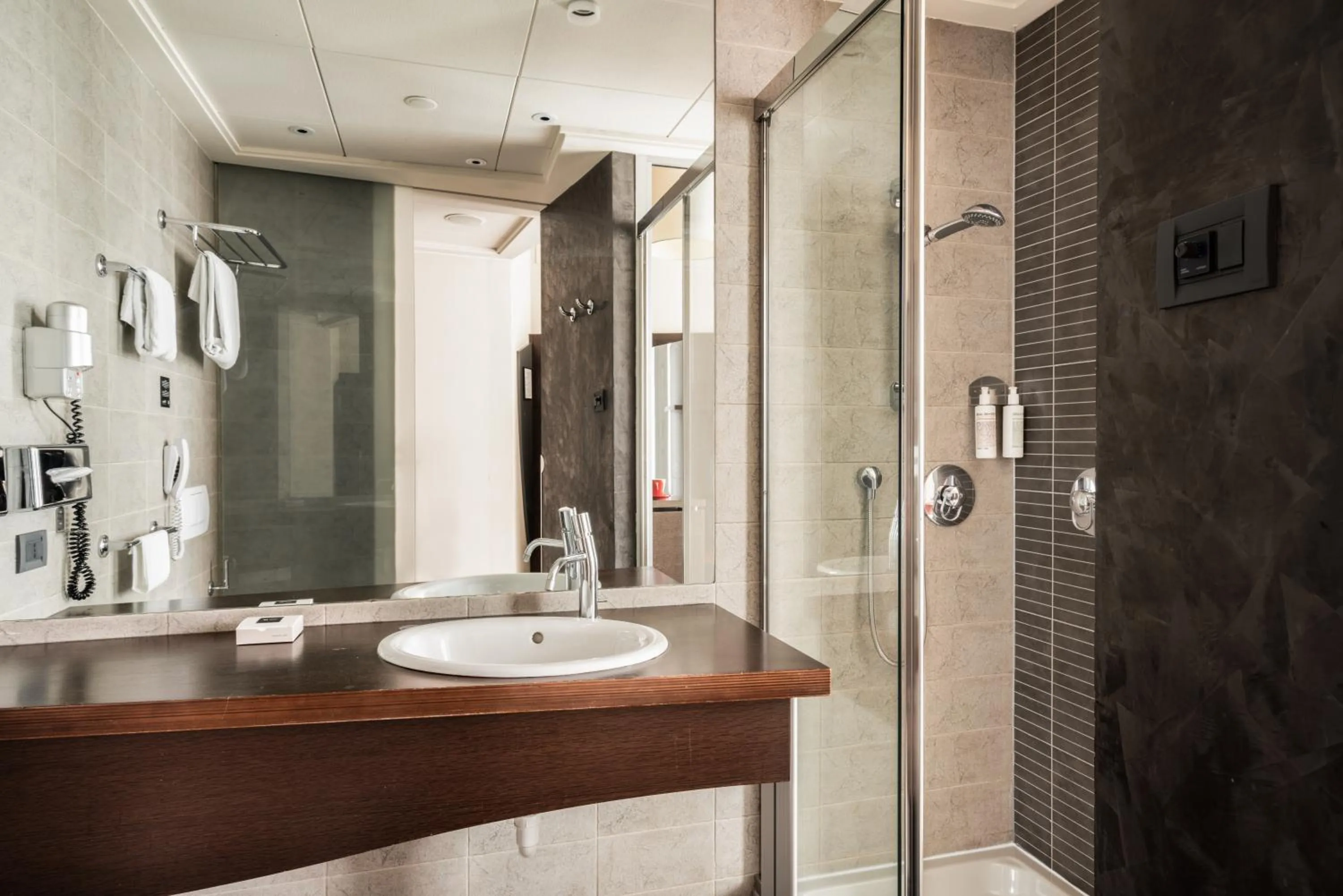 Shower in Hi Hotel Bari