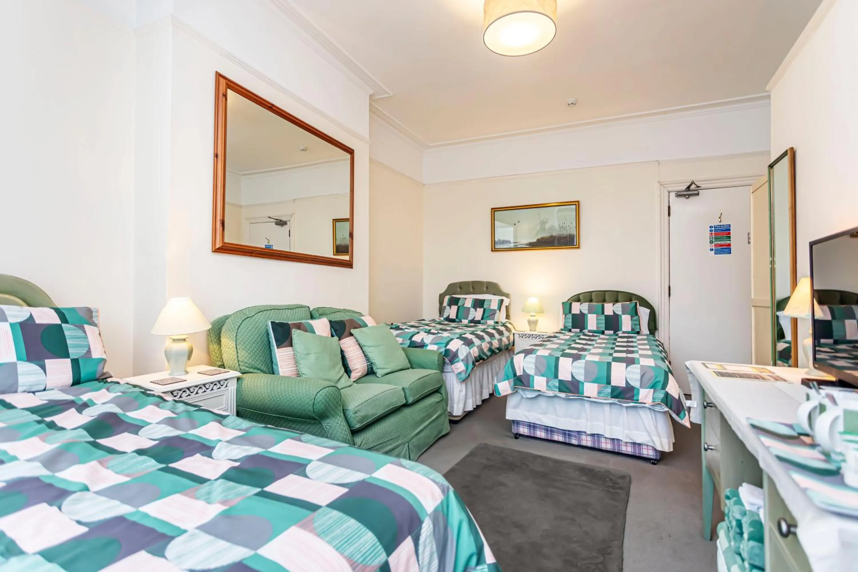 Photo of the whole room, Bed in The Ravensbourne Hotel