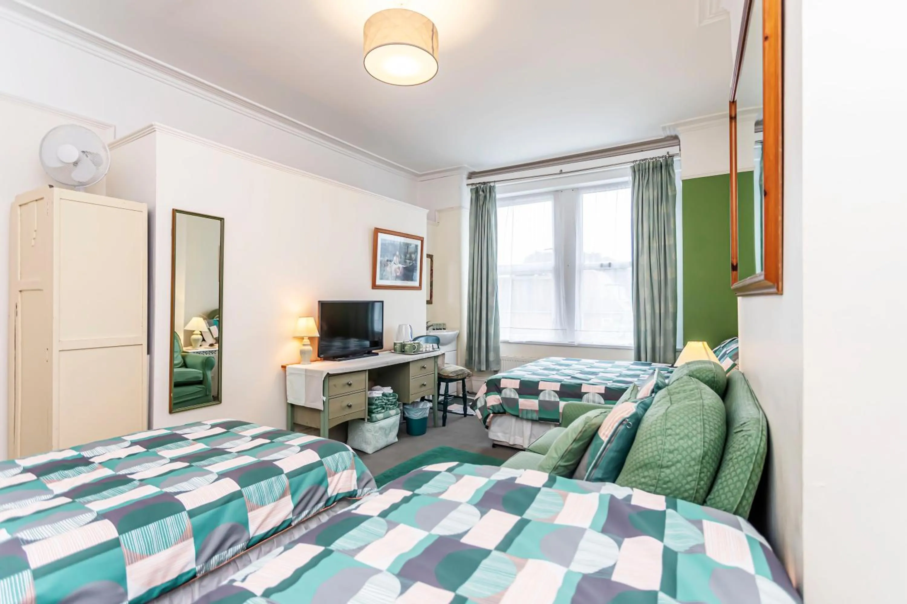 Photo of the whole room, Bed in The Ravensbourne Hotel