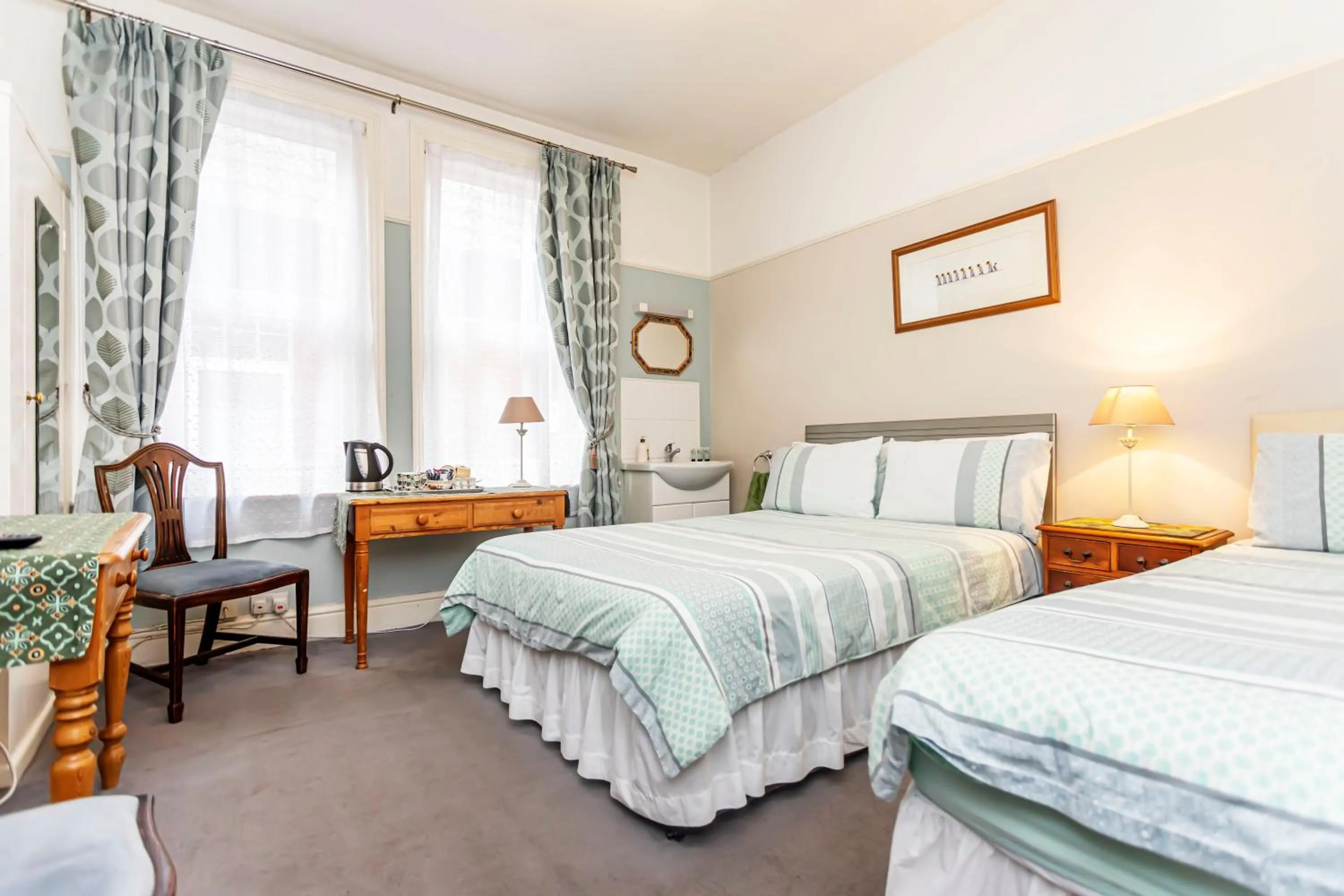 Photo of the whole room, Bed in The Ravensbourne Hotel