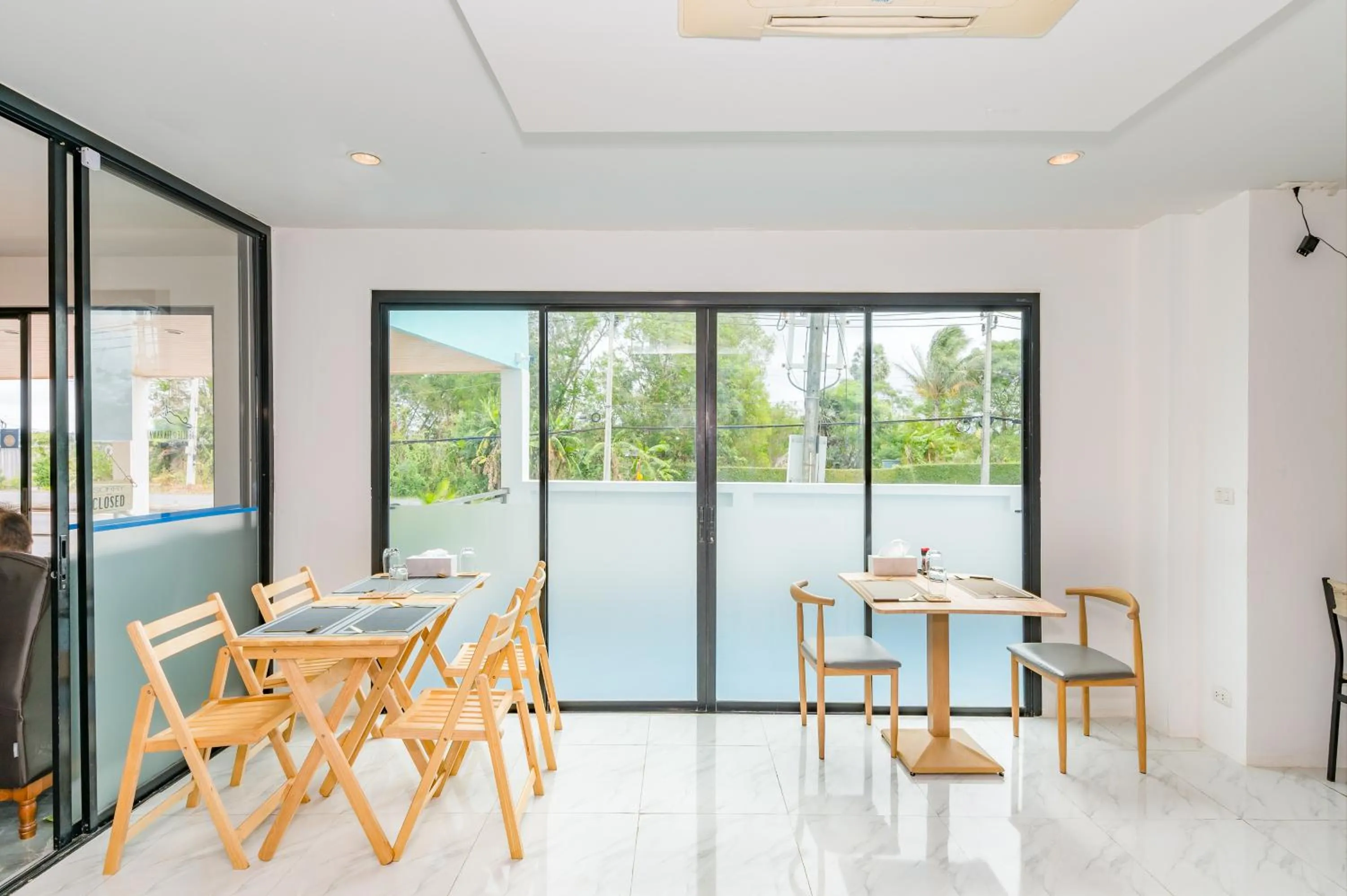 Dining area in De Blue Sea Rawai Hotel
