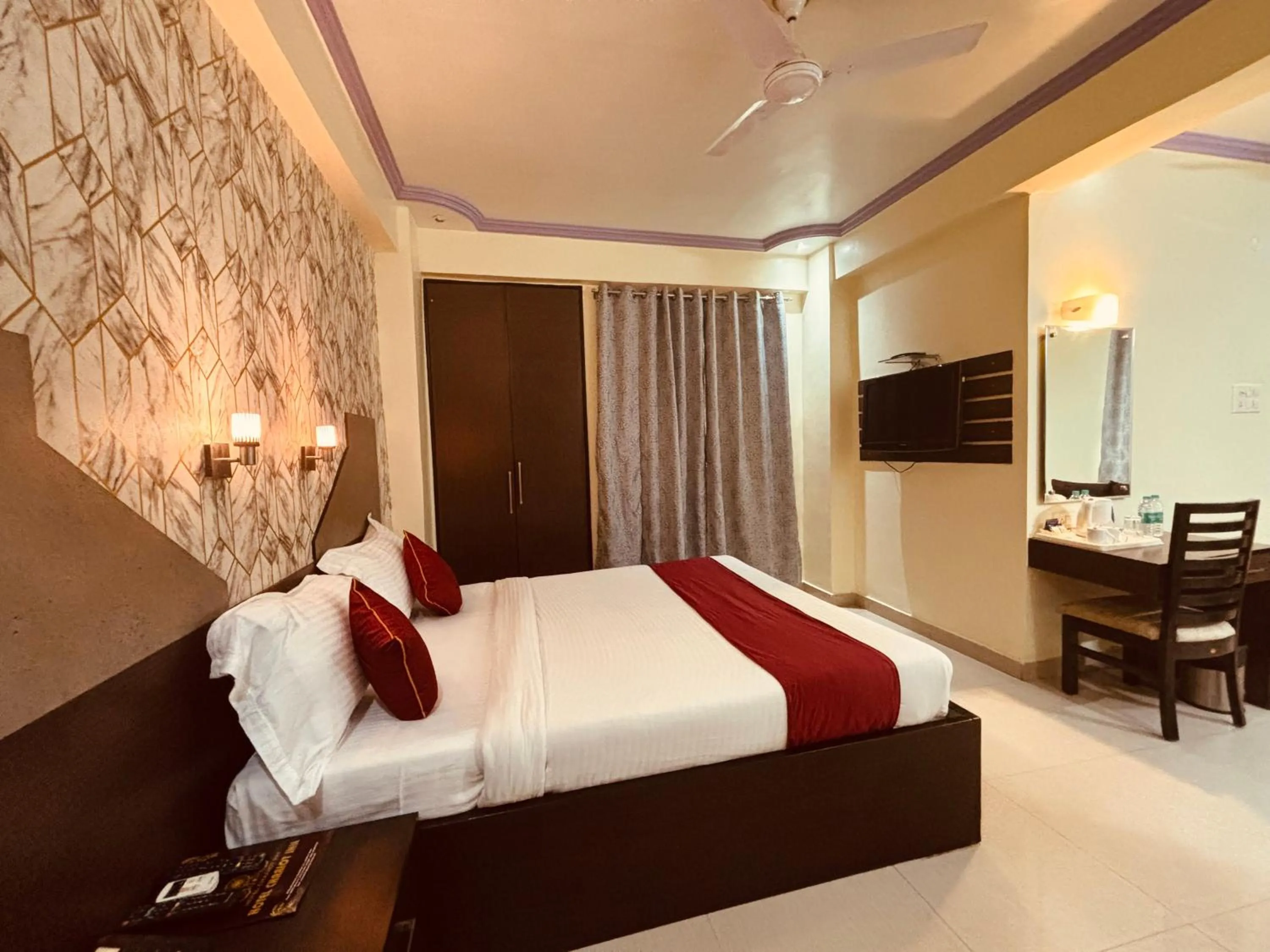 Photo of the whole room, Bed in Hotel Chariot Inn Patna