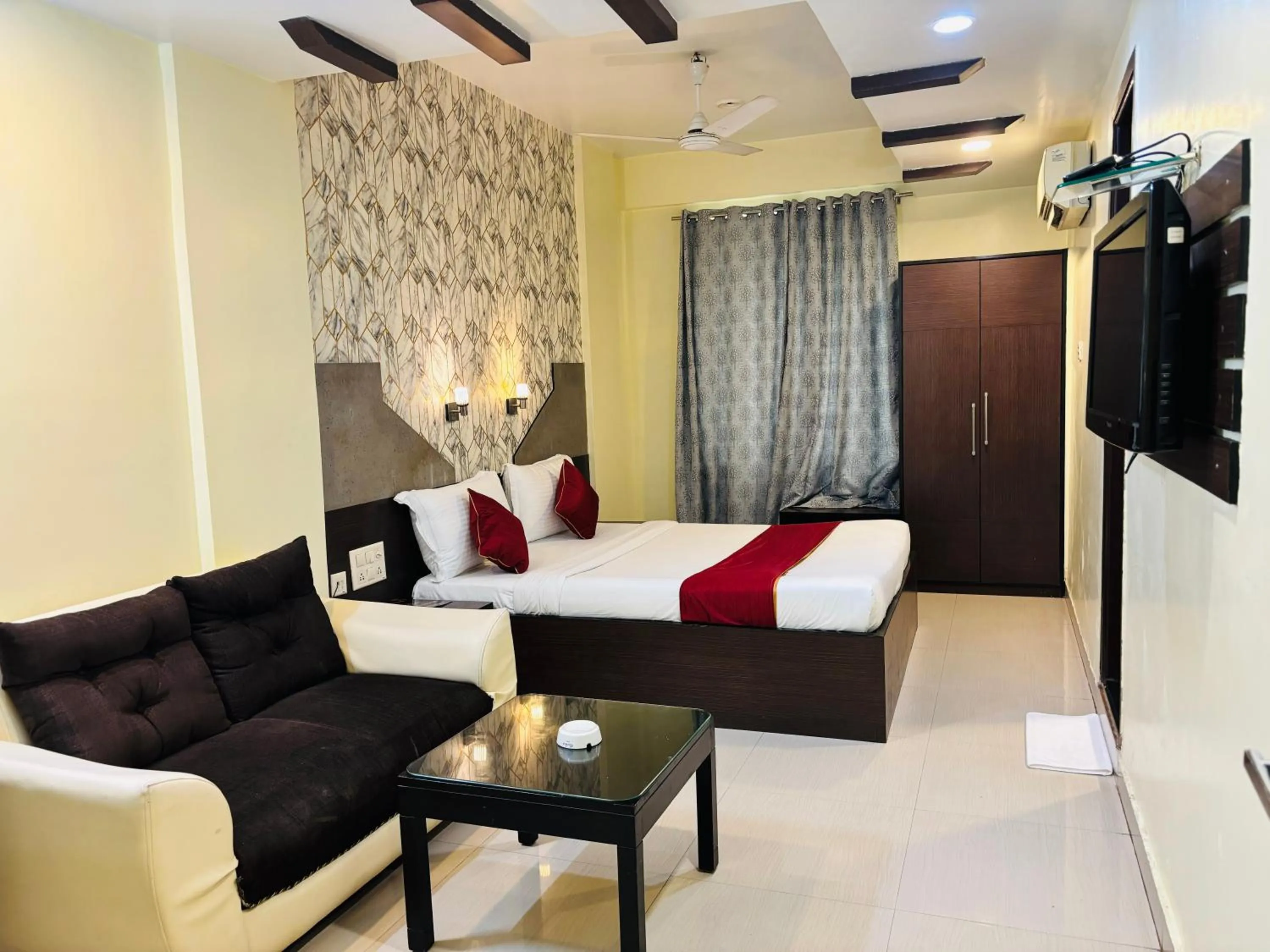 Photo of the whole room, Bed in Hotel Chariot Inn Patna