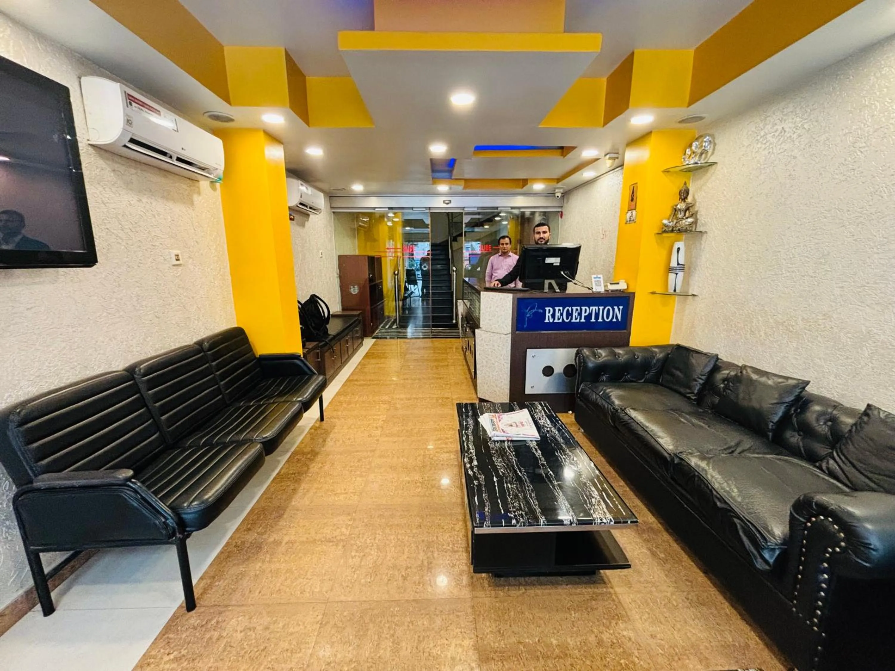 Communal lounge/ TV room in Hotel Chariot Inn Patna