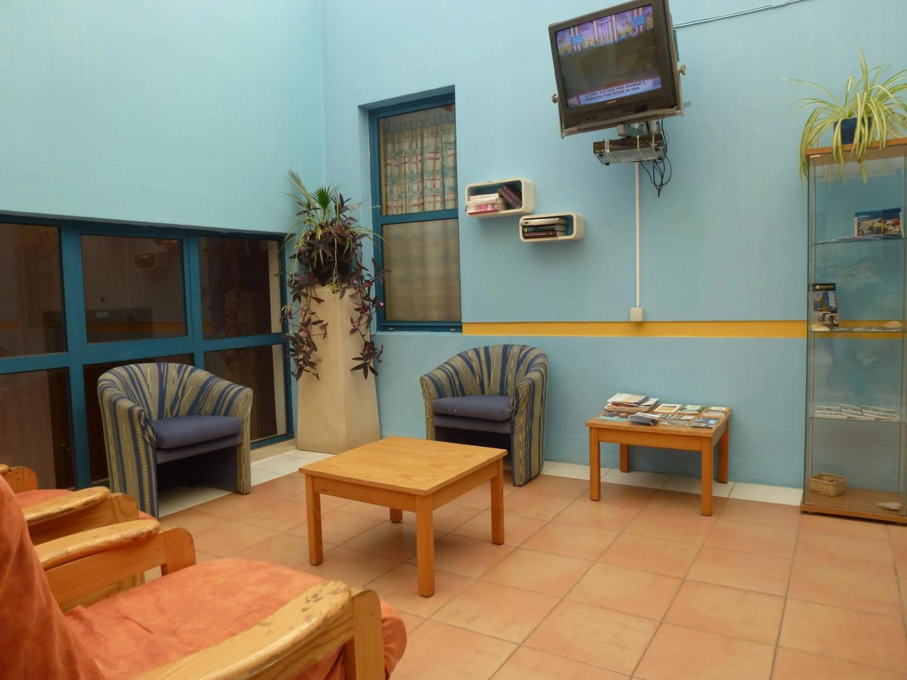 Communal lounge/ TV room in HI Faro – Pousada de Juventude