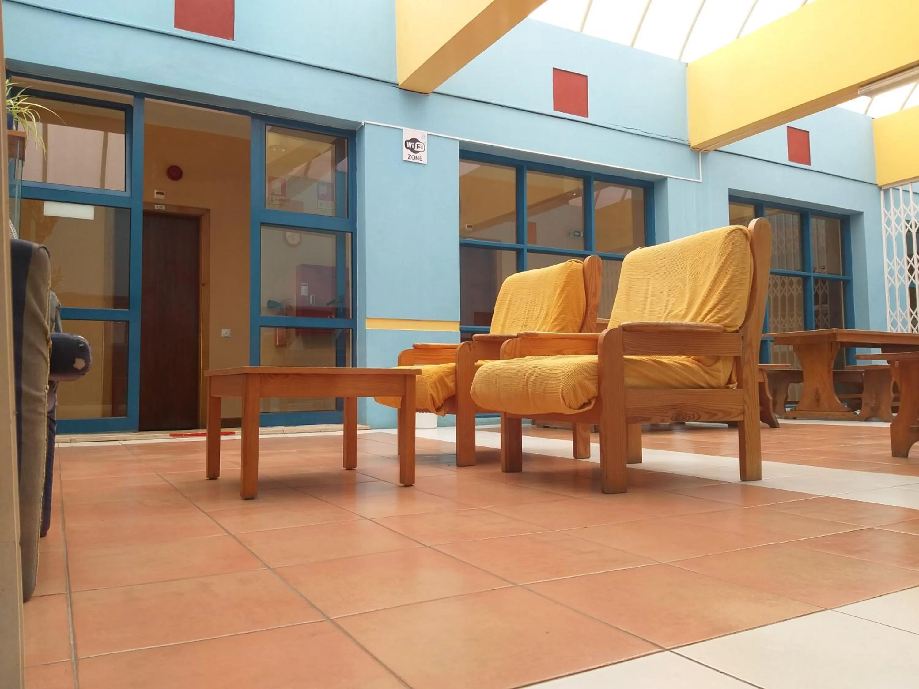 Living room in HI Faro – Pousada de Juventude