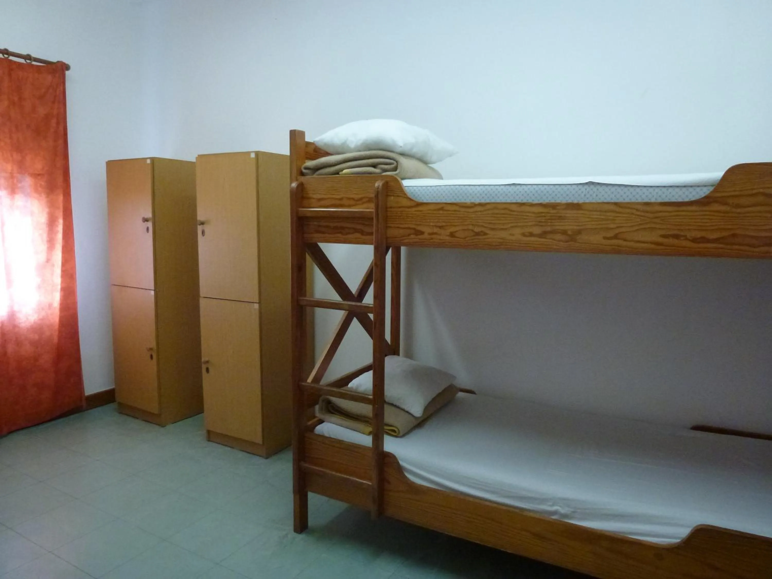 Bed in HI Faro – Pousada de Juventude