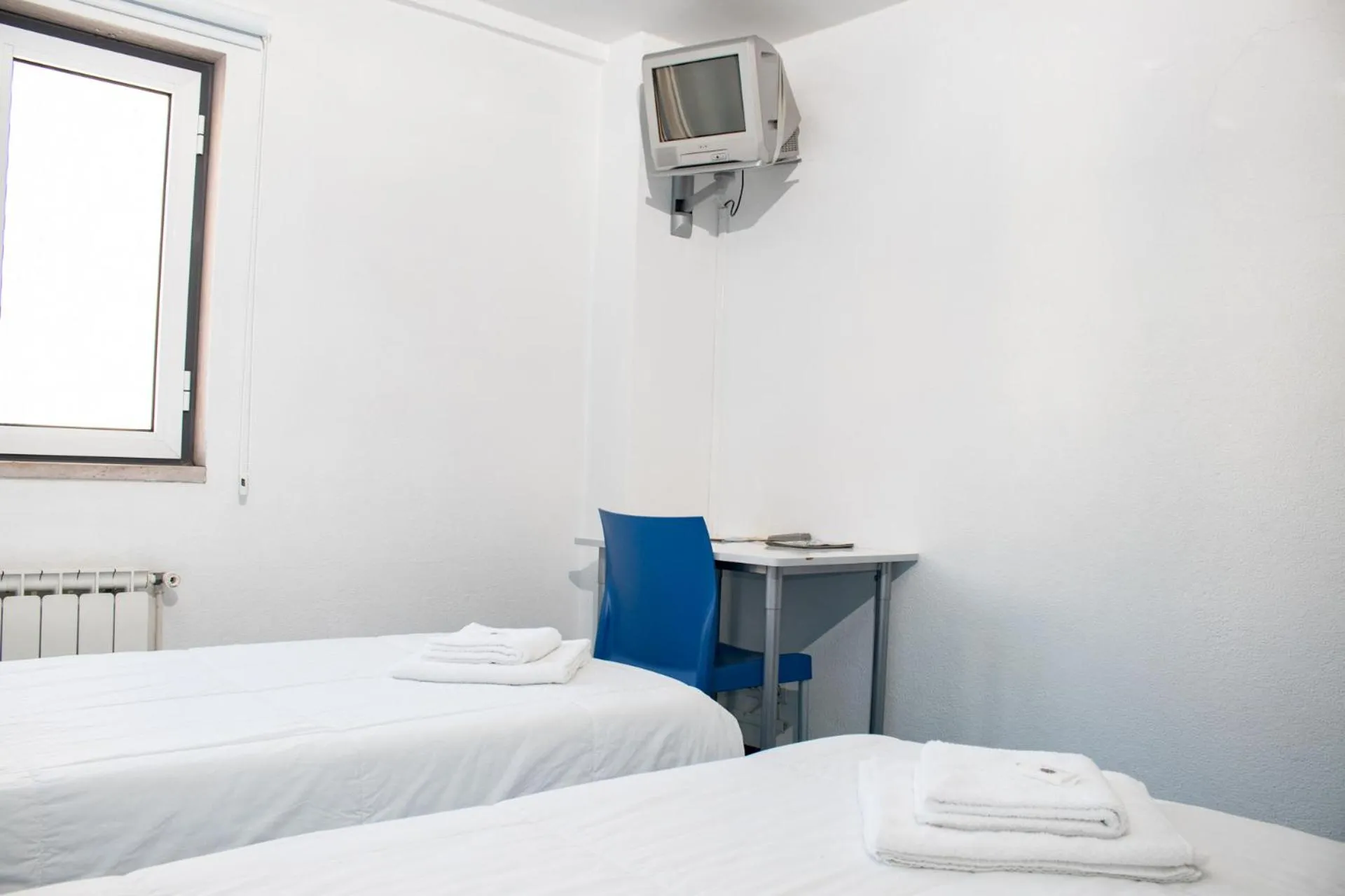 Shower, Bed in HI Lisboa - Pousada de Juventude