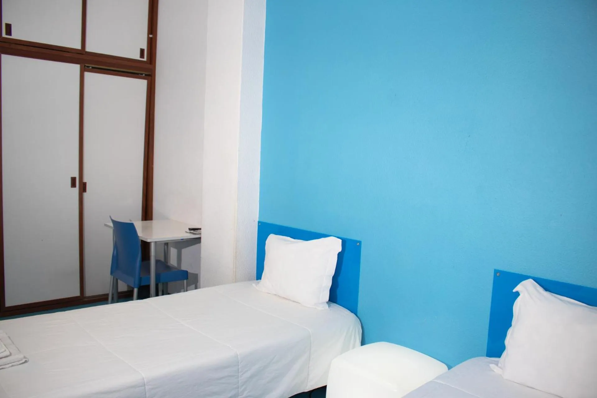 Shower in HI Lisboa - Pousada de Juventude