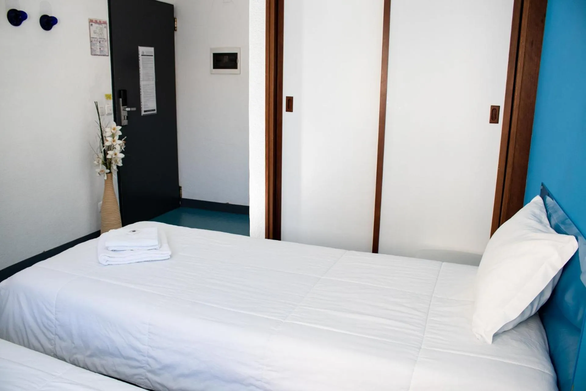 Shower, Bed in HI Lisboa - Pousada de Juventude