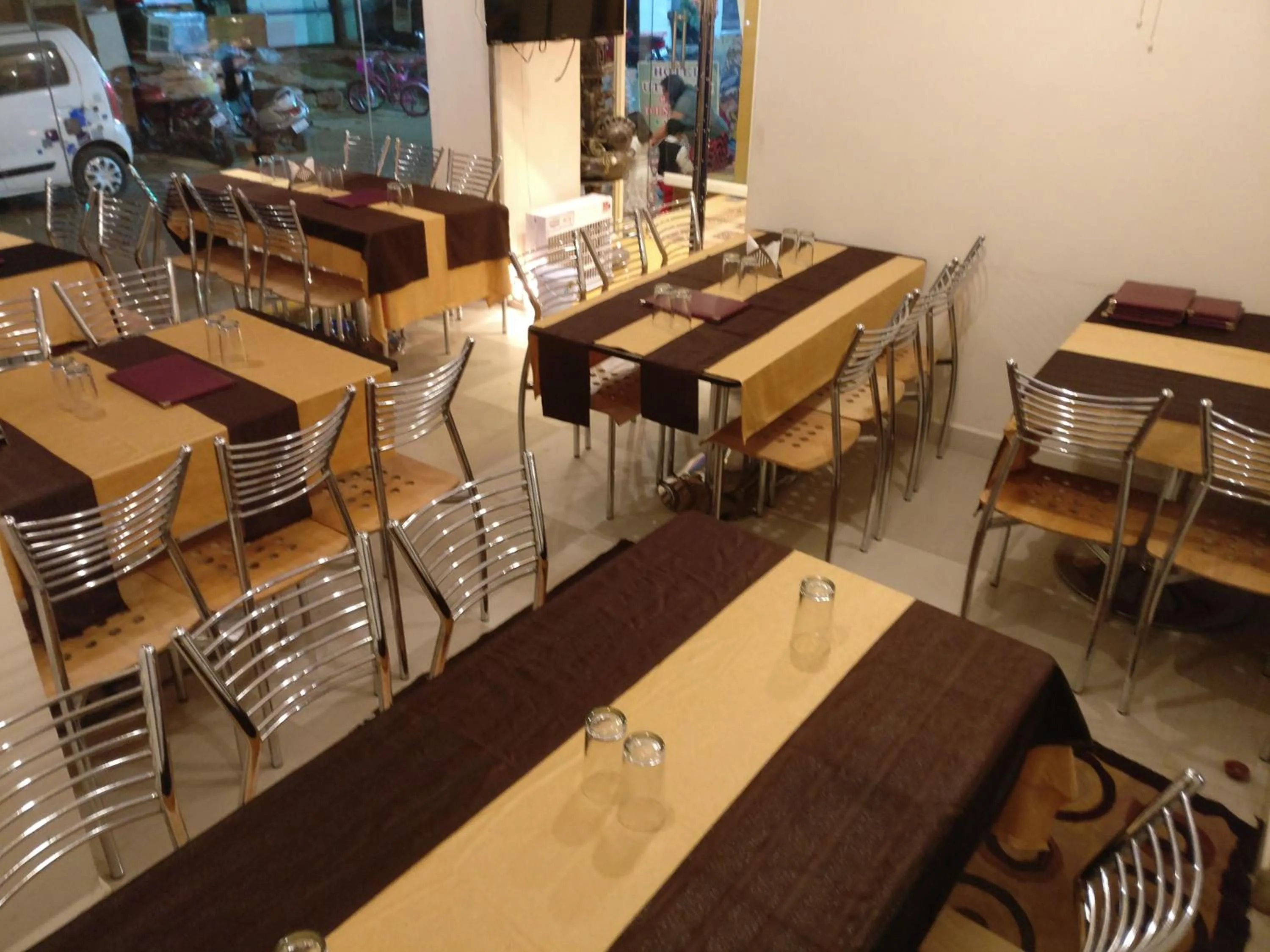 Restaurant/places to eat in Hotel utkarsh