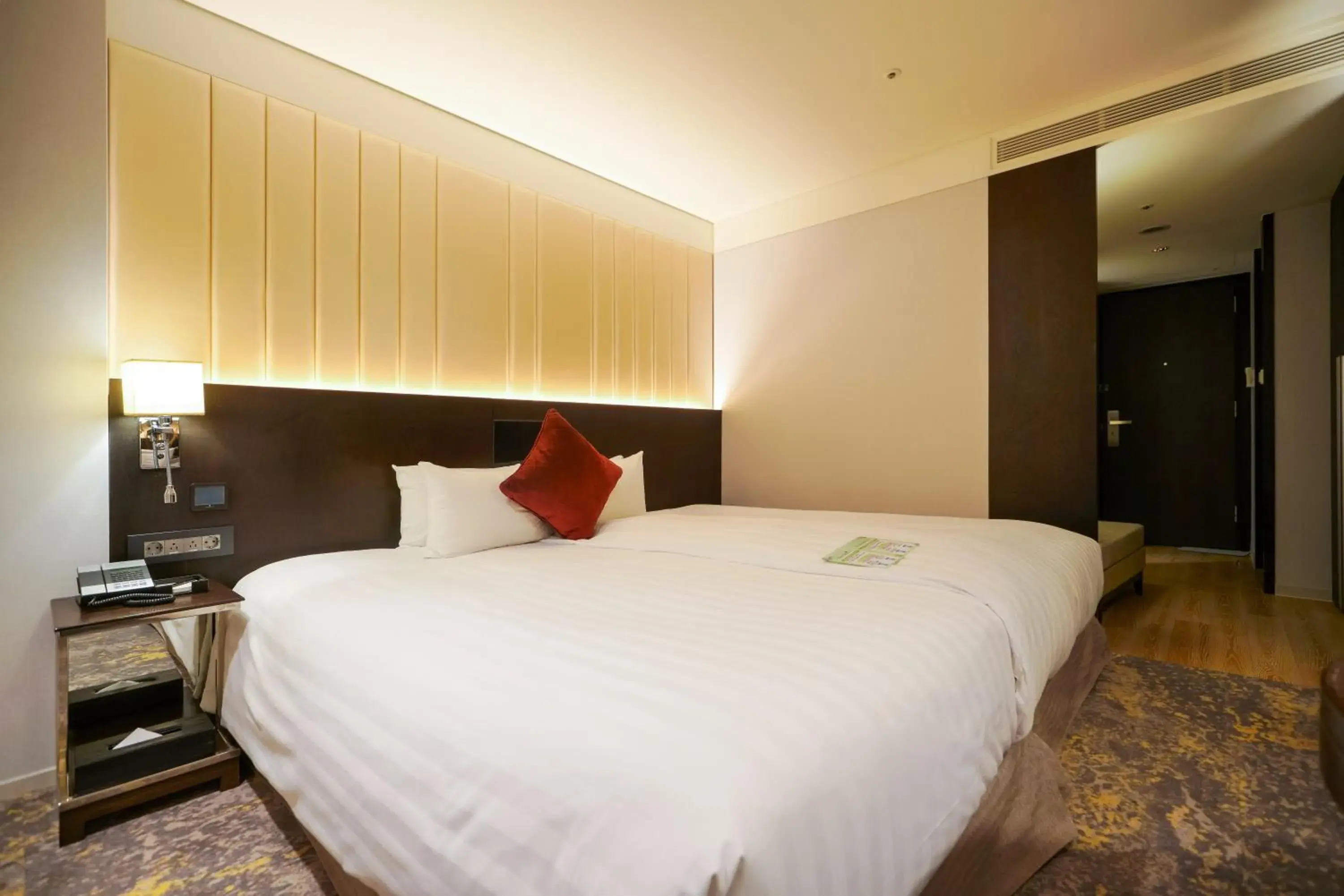 Hollywood Double in Solaria Nishitetsu Hotel Seoul Myeongdong - Renovated in 2025 Hollywood Double in Solaria Nishitetsu Hotel Seoul Myeongdong - Renovated in 2025