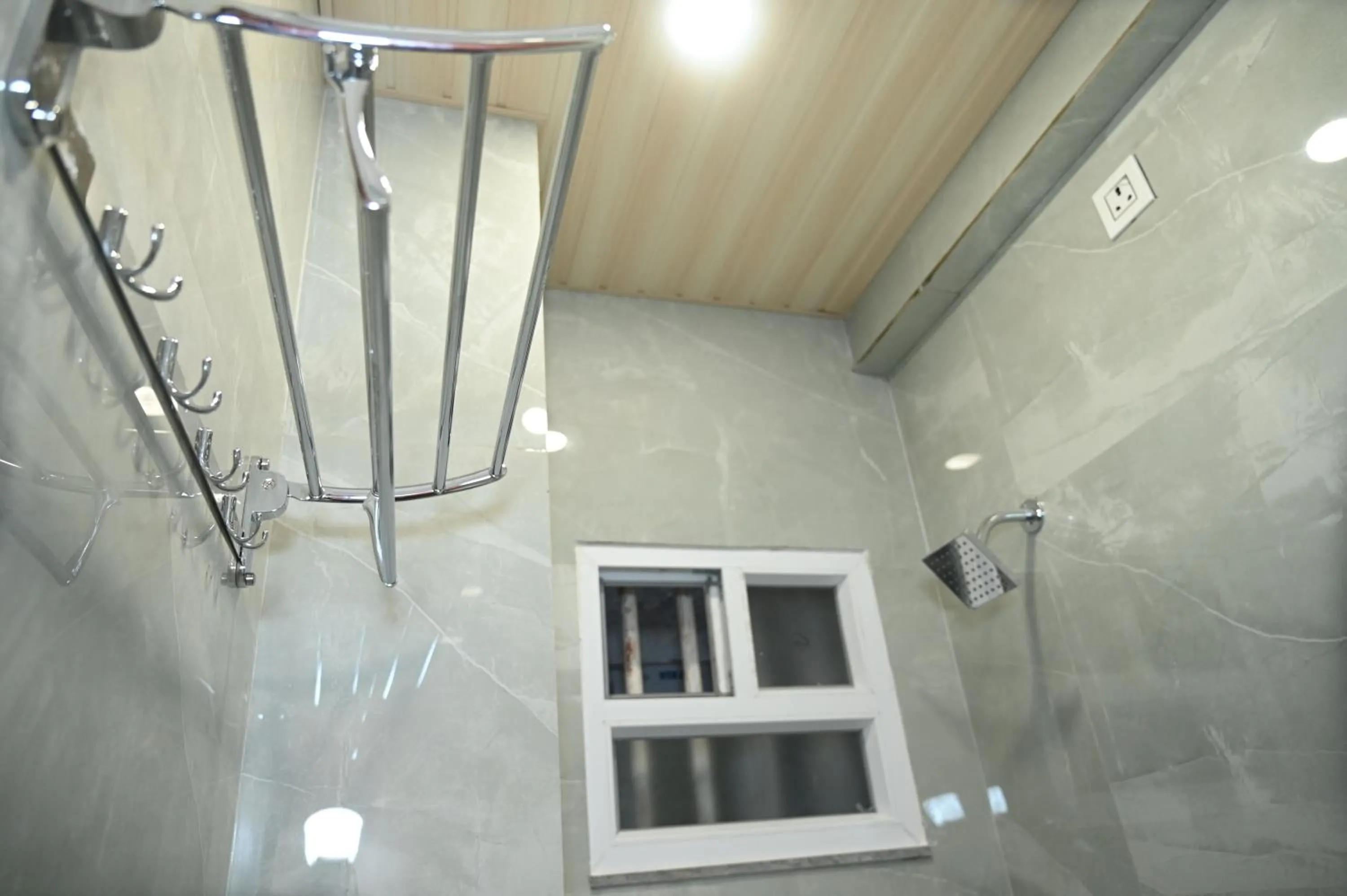 Shower in Hotel Royal Radiant