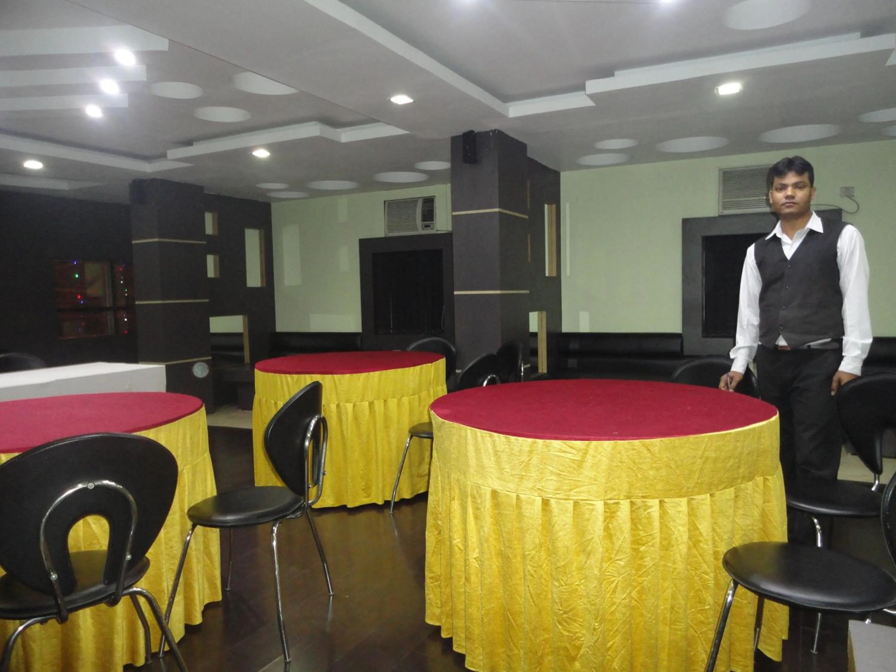 Restaurant/places to eat in Hotel Green Valley