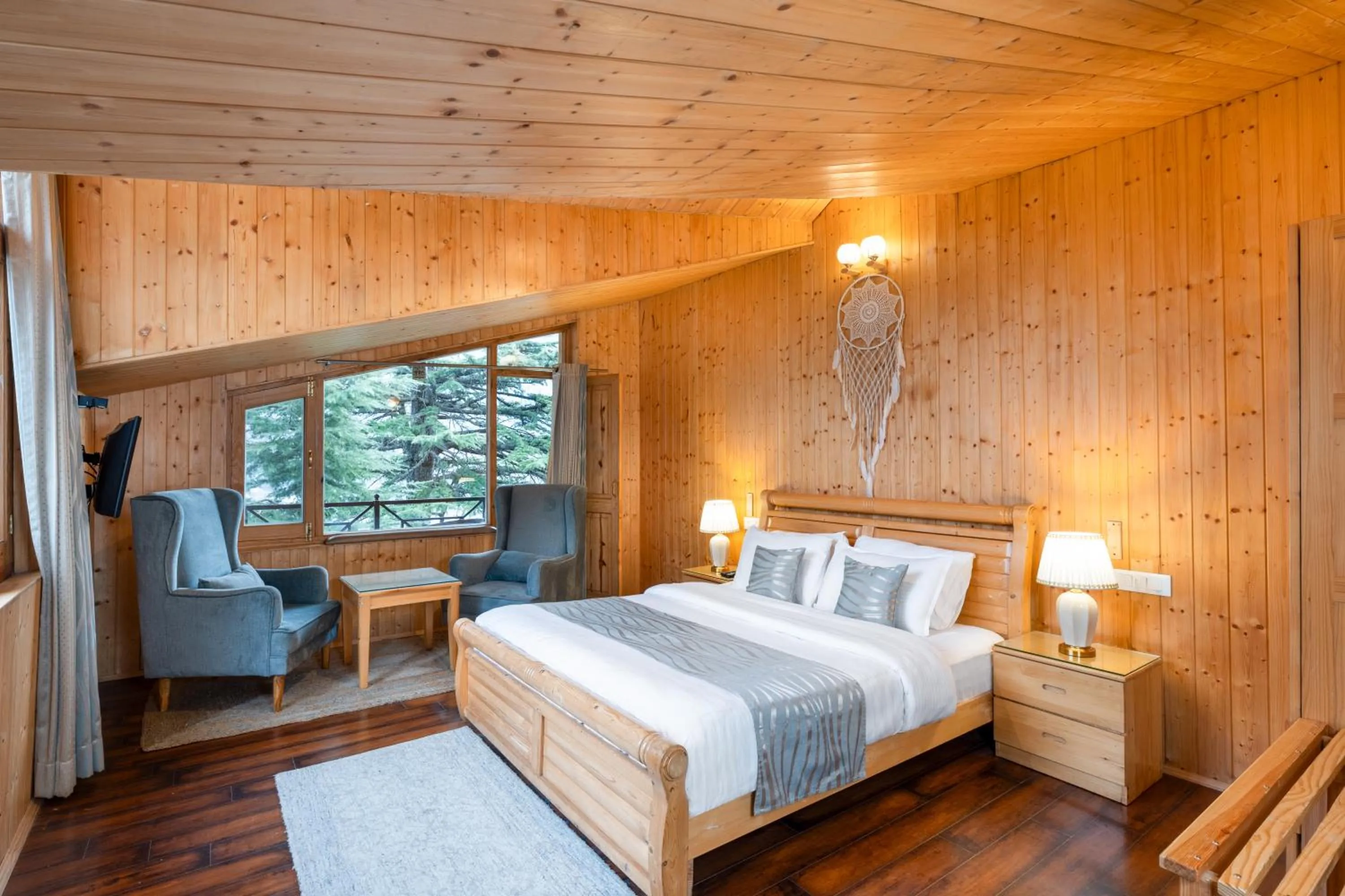 Bed in The Pine Chalet Manali