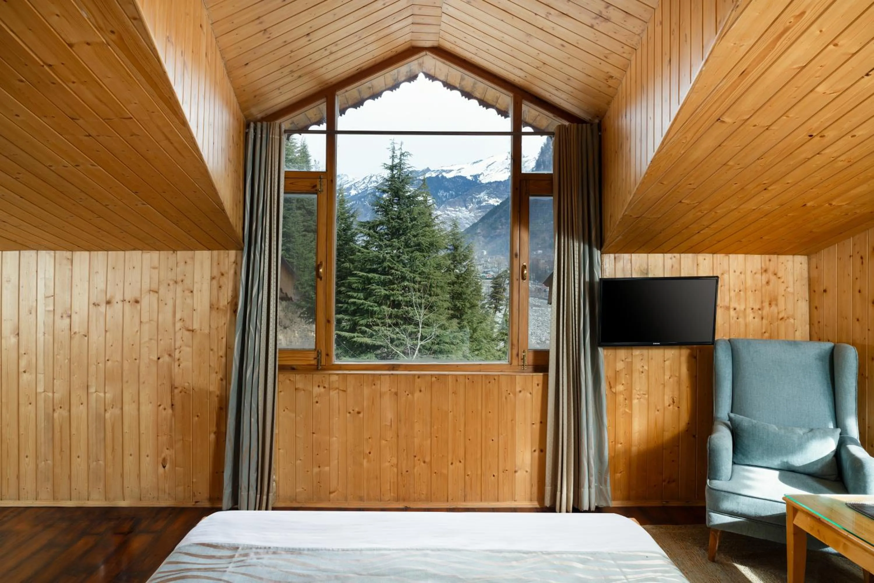 Bed in The Pine Chalet Manali