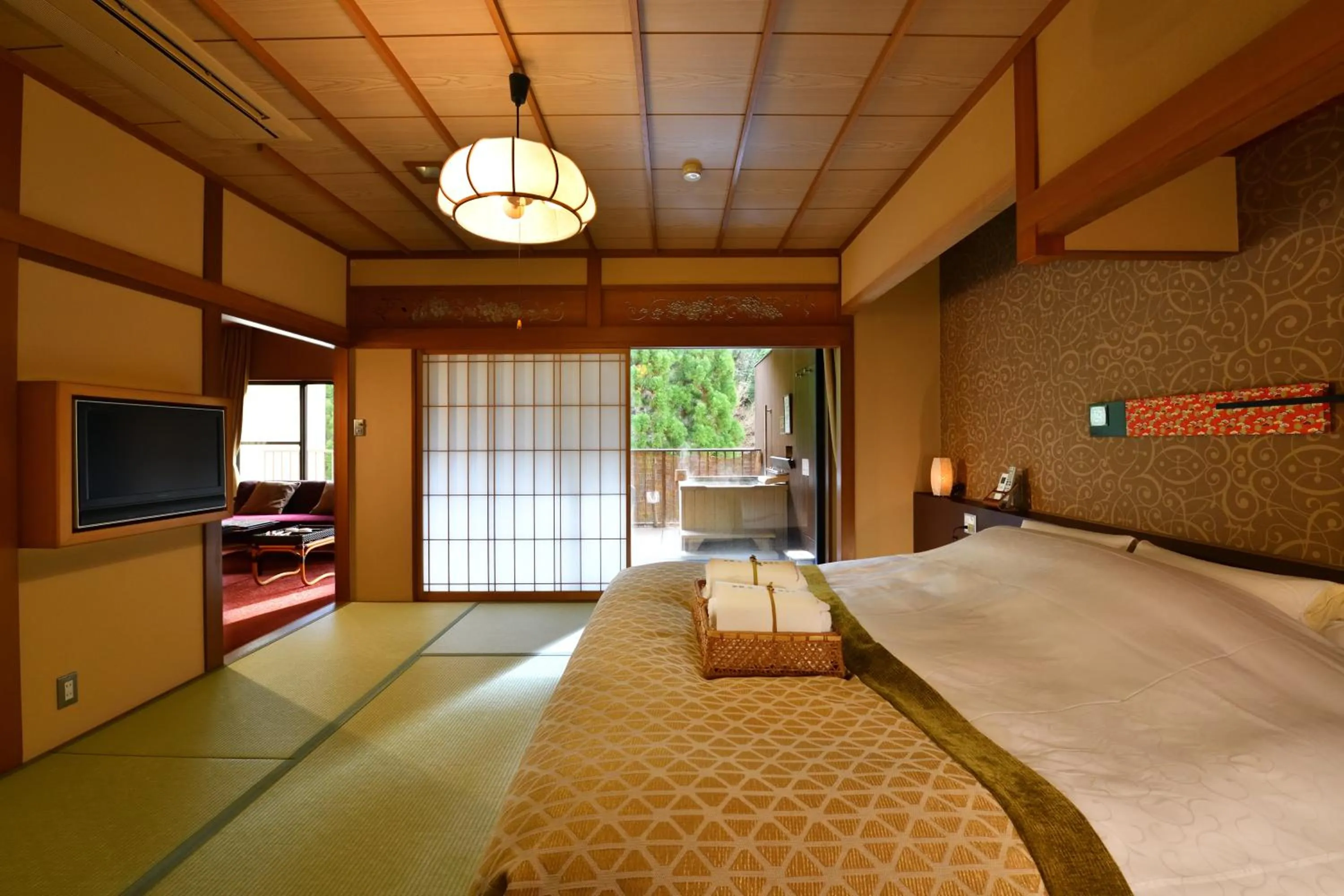 Photo of the whole room, Bed in Kyo Yunohana Resort Suisen