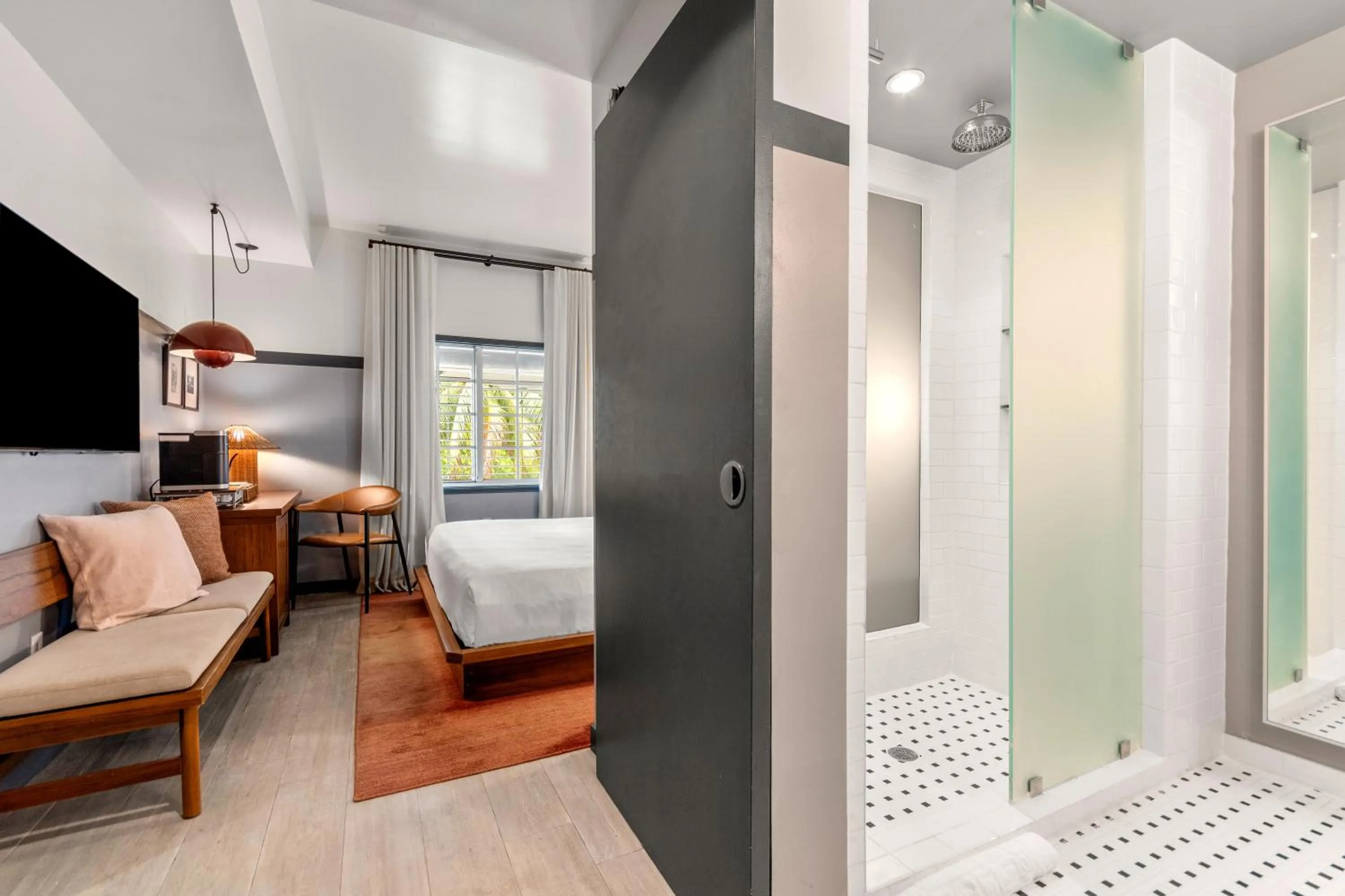 Shower, Bed in The Daydrift