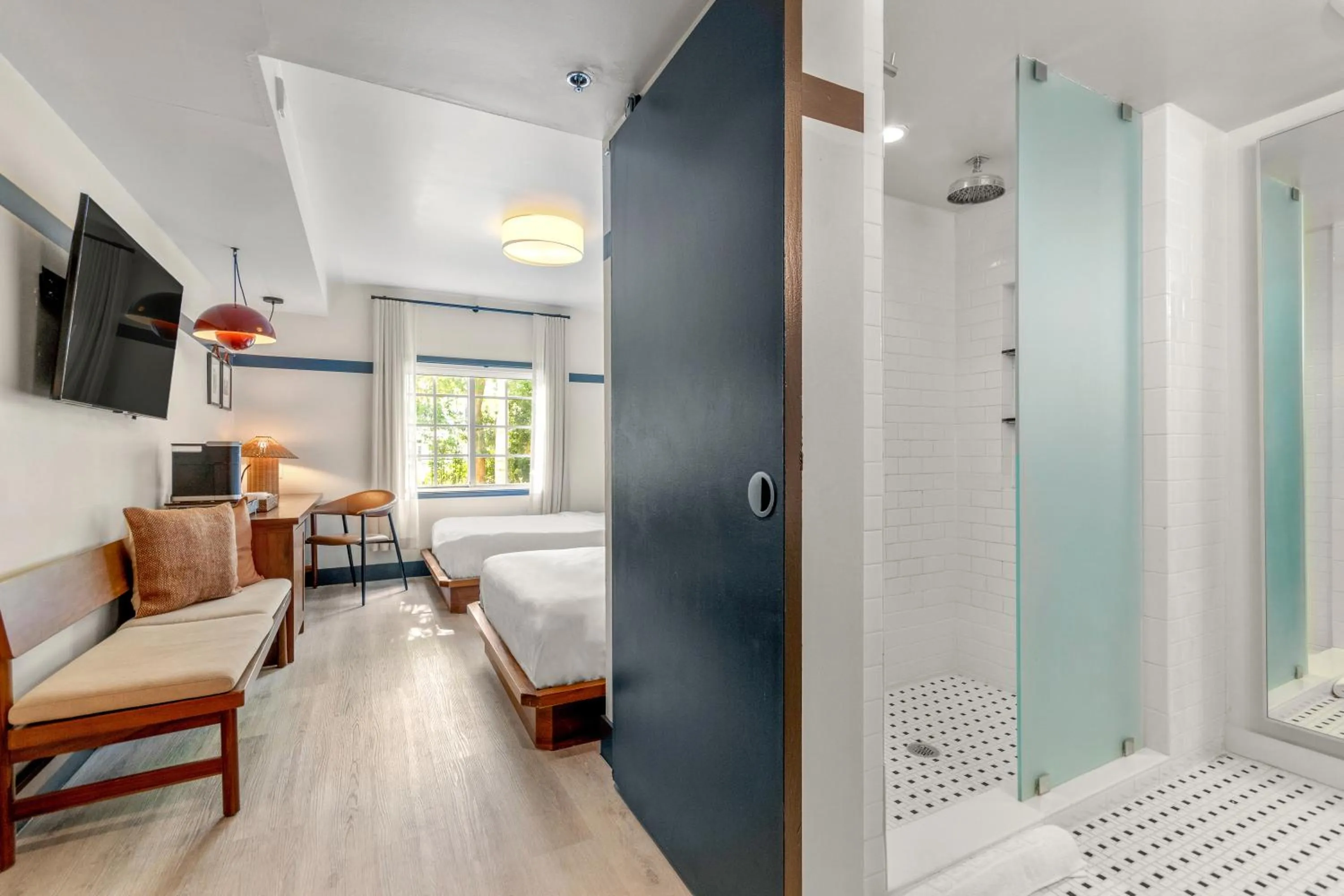 Shower, Bed in The Daydrift