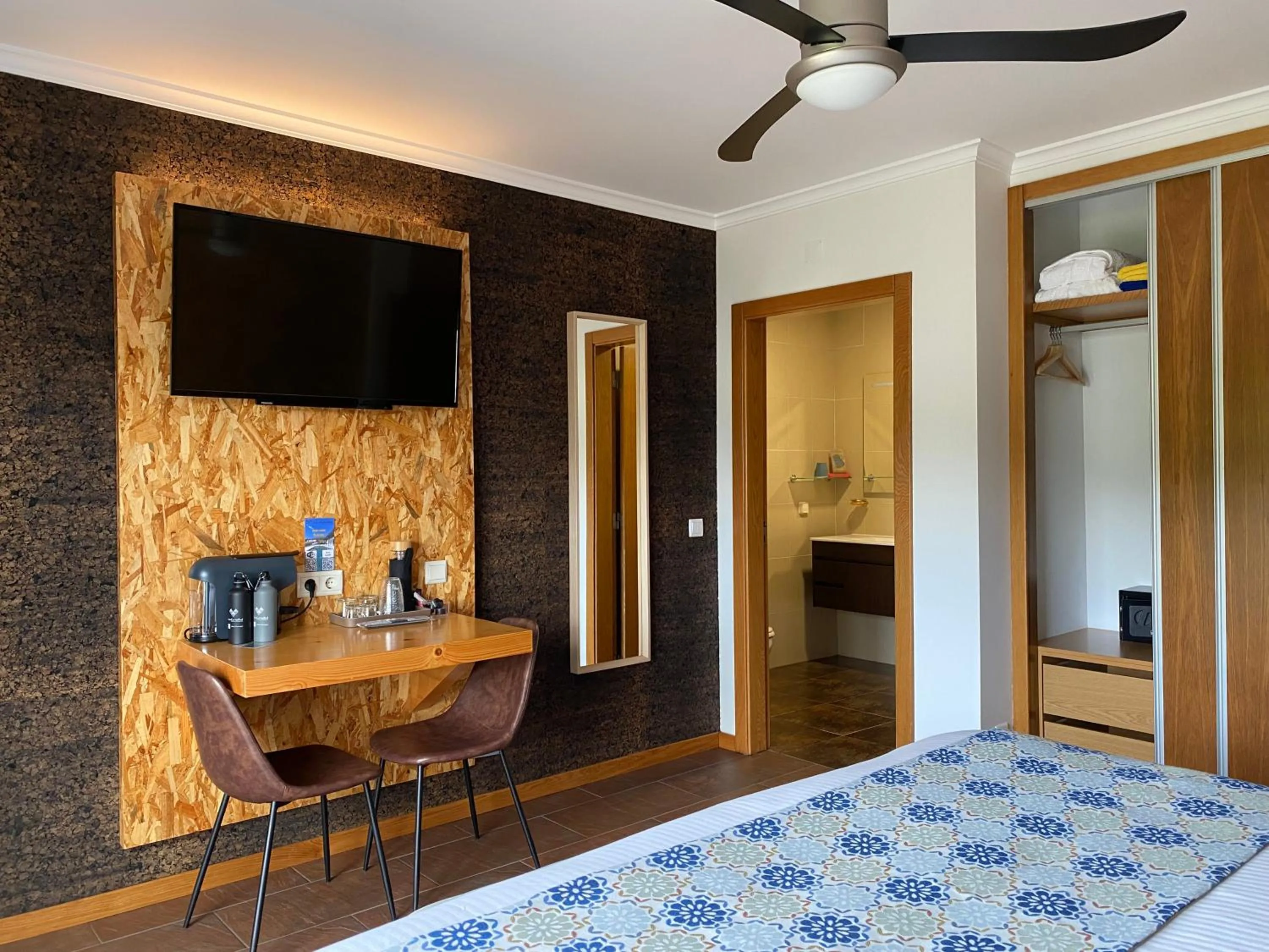 TV and multimedia, Bed in Casa Carvalhal - Adults Only