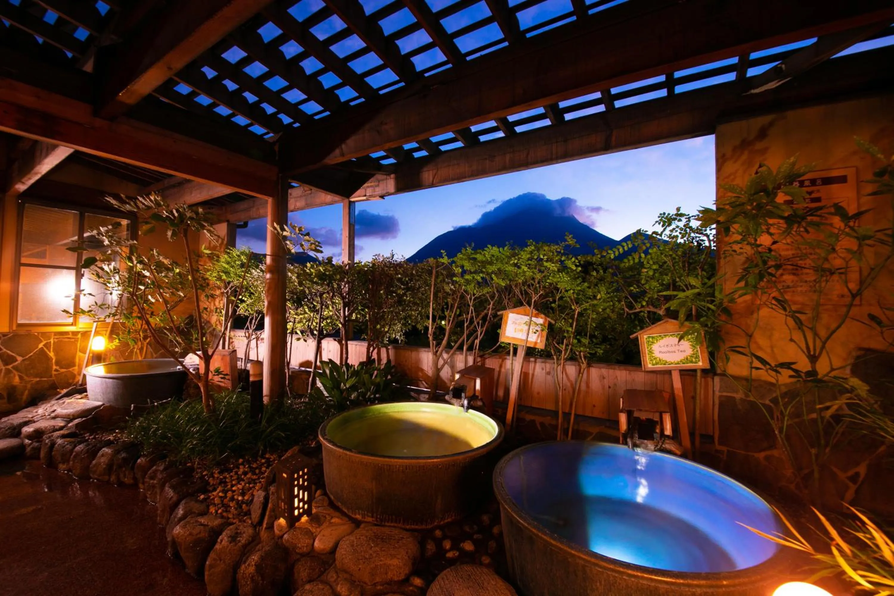 Hot Spring Bath in Yufuin Sansuikan