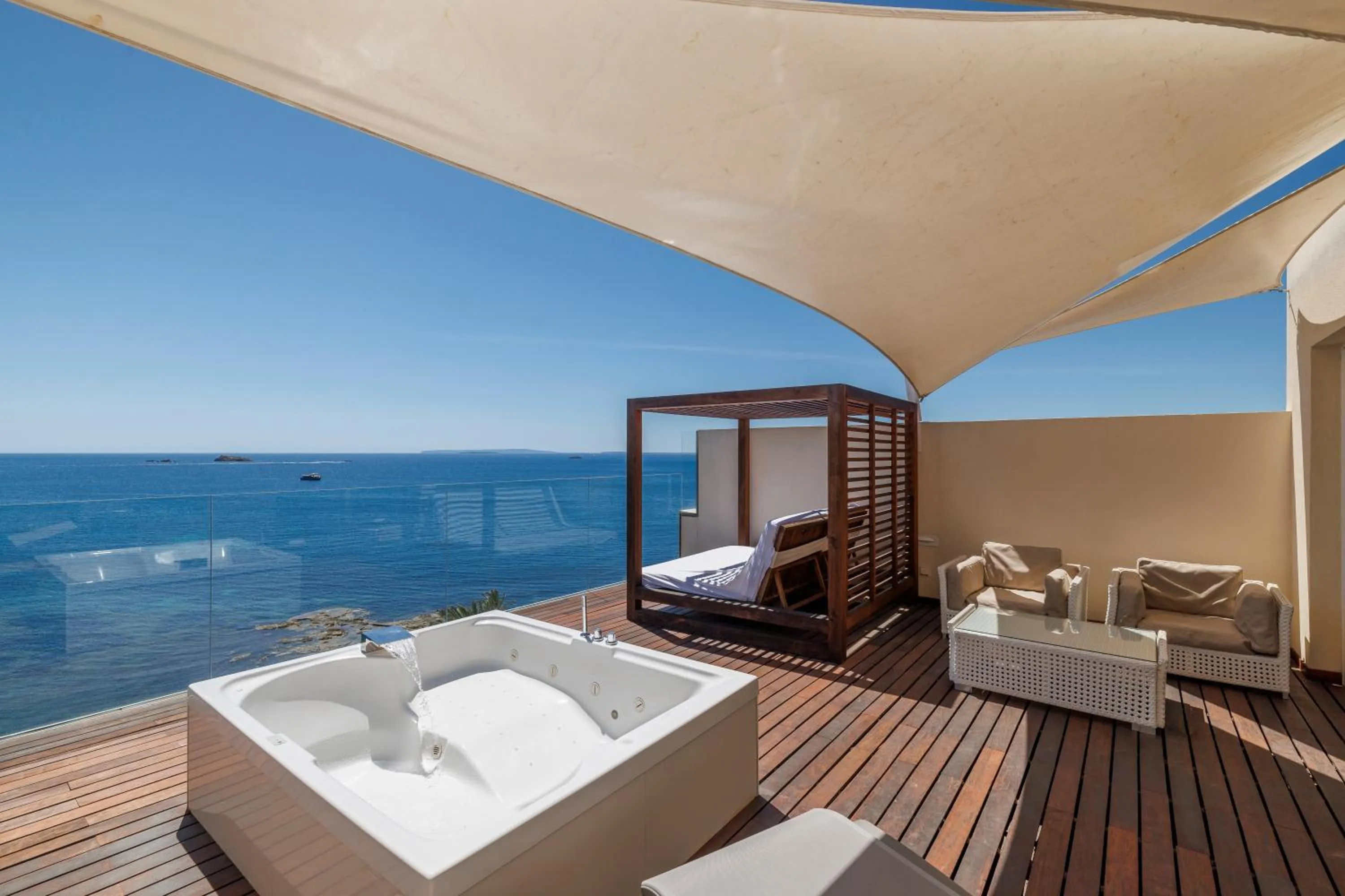 Hot Tub, Bed in Hotel Torre del Mar - Ibiza