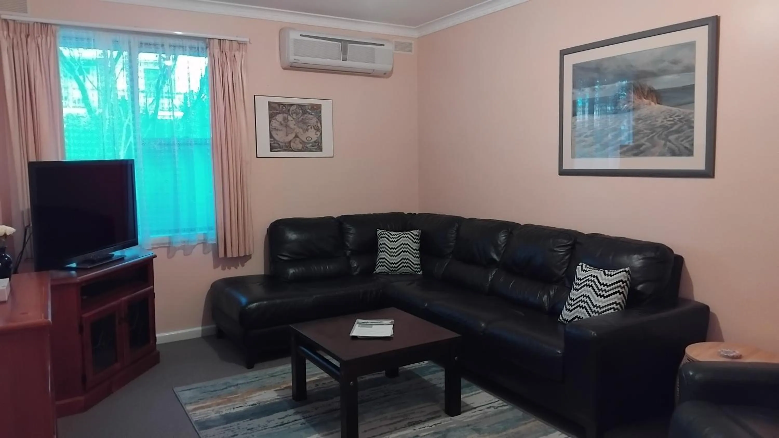 Lounge or bar in Lakes Entrance Holiday Units