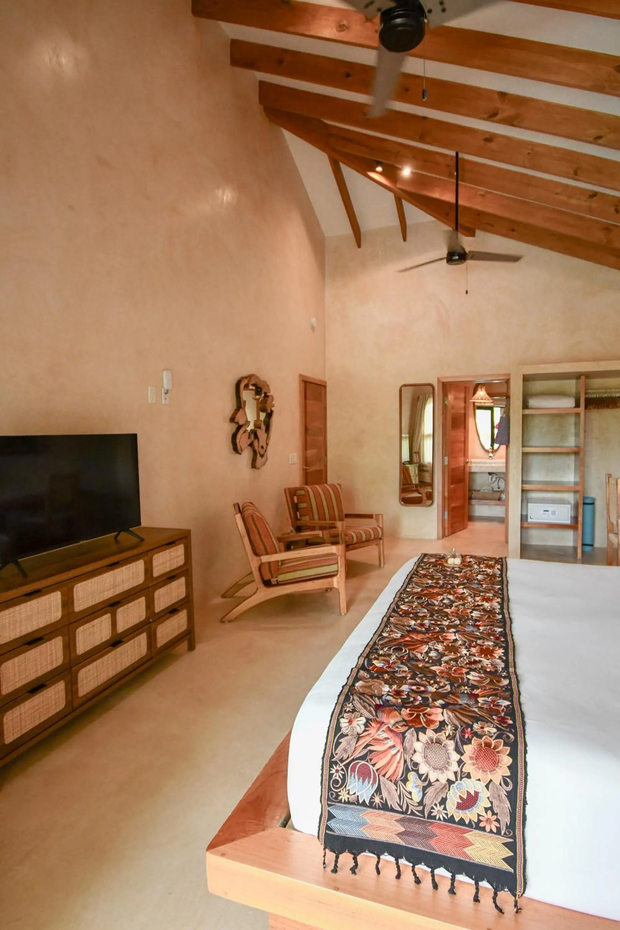 Communal lounge/ TV room, Bed in Kalimera Beach Hotel