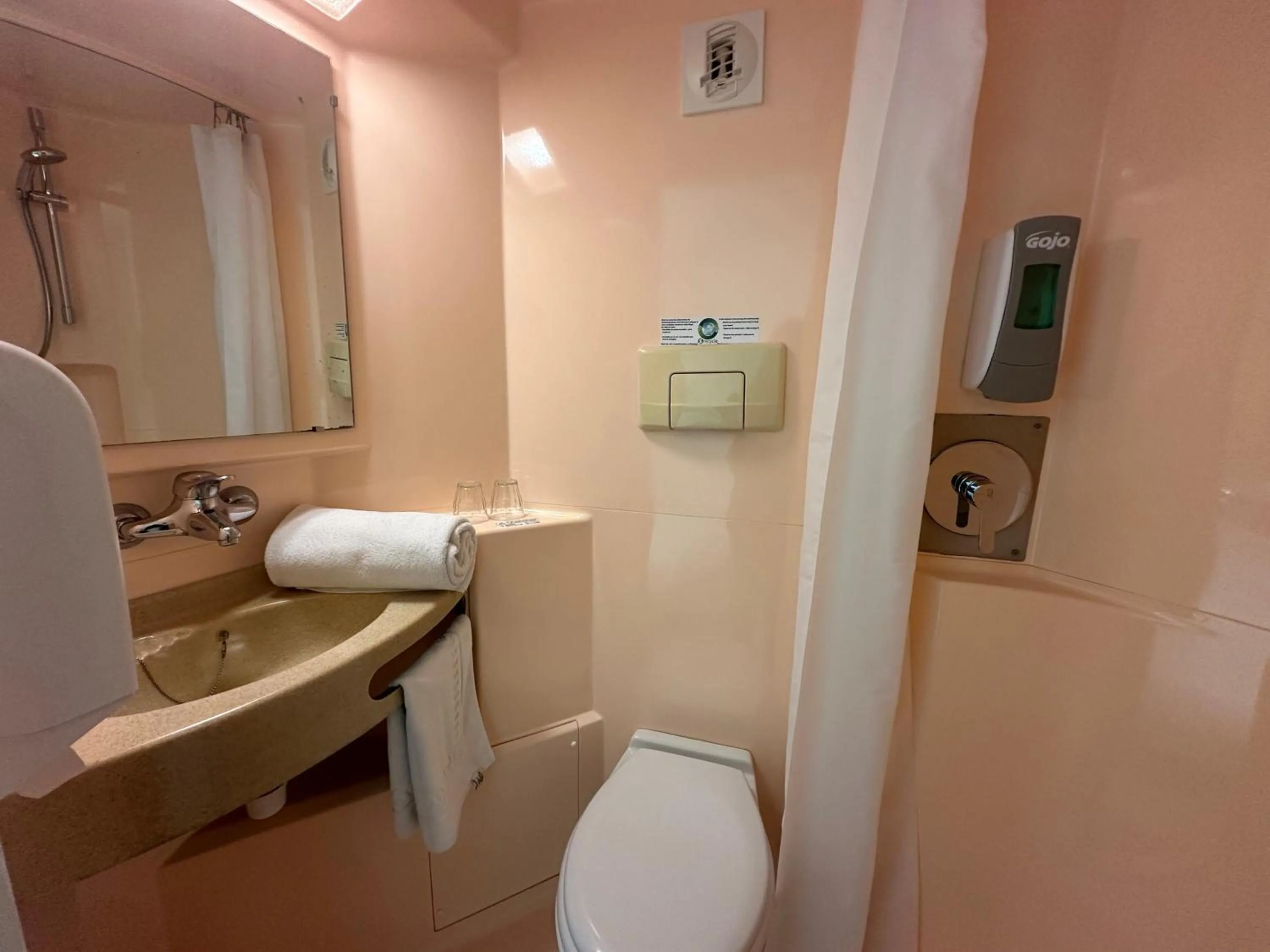 Shower in Premiere Classe Saintes