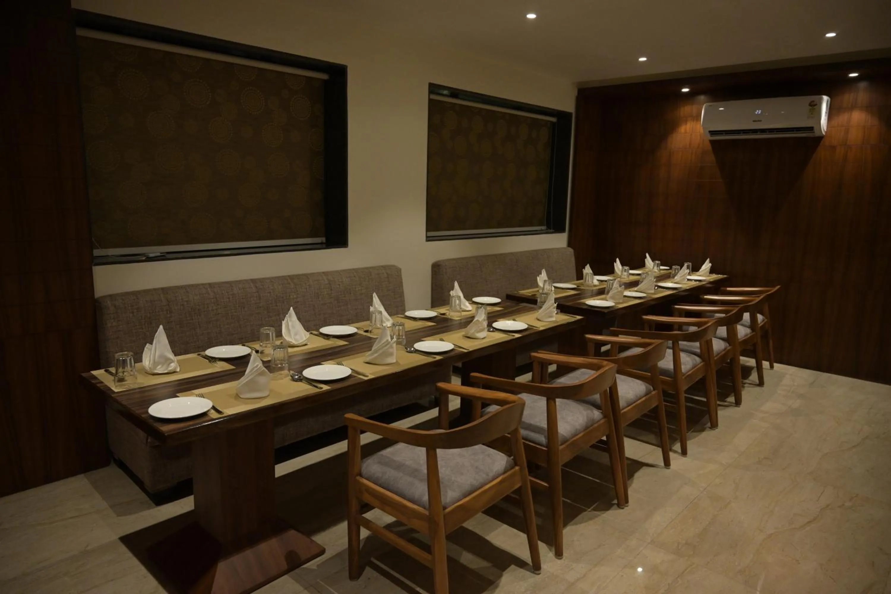 Restaurant/places to eat in Hotel President