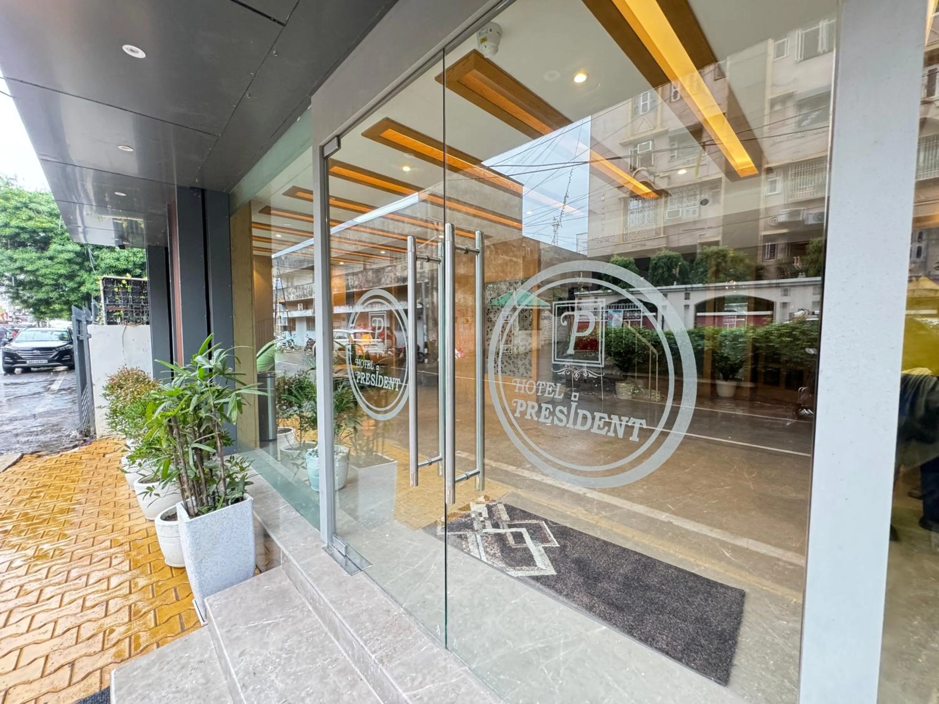 Facade/entrance in Hotel President