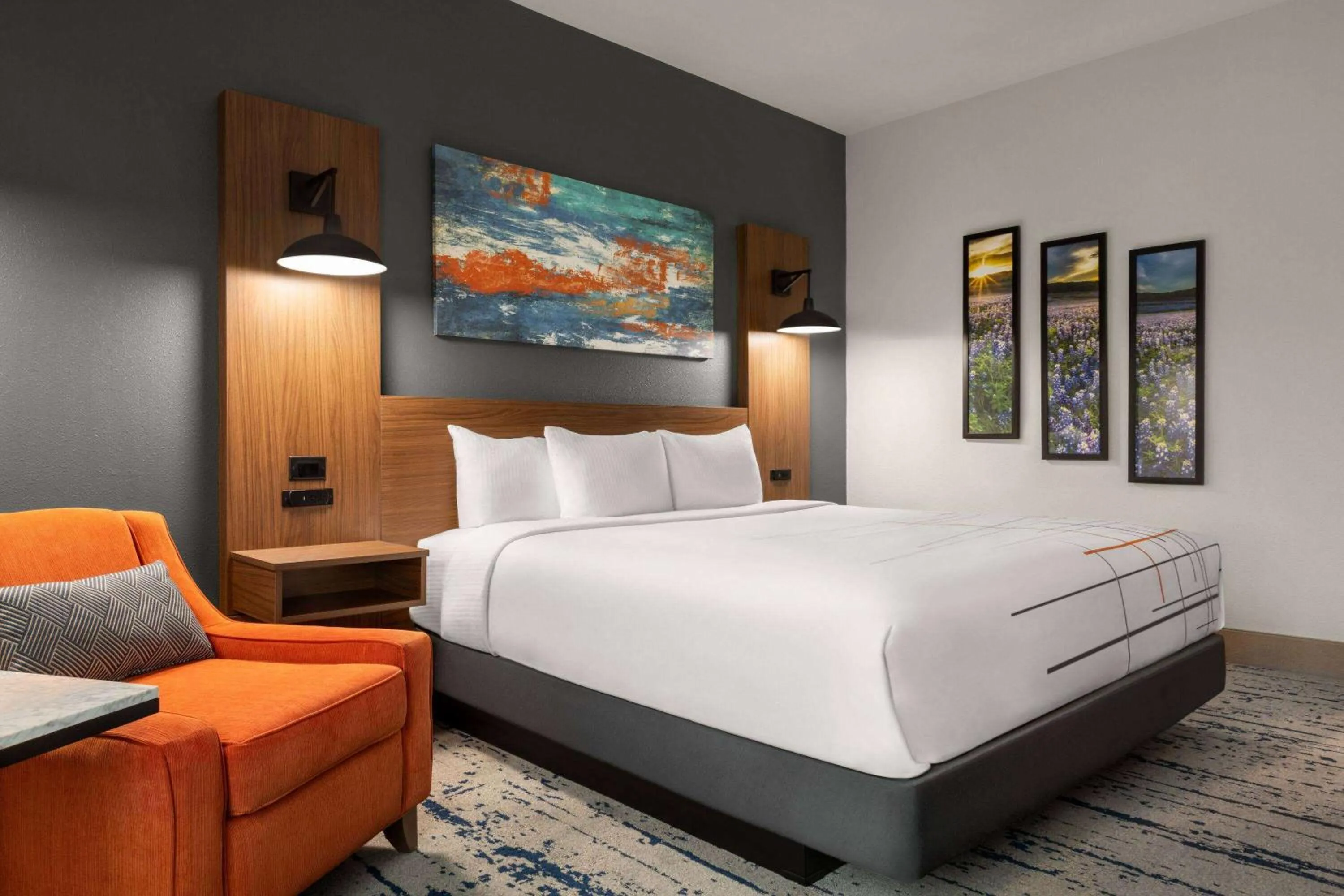 Photo of the whole room, Bed in La Quinta Inn & Suites by Wyndham Austin South