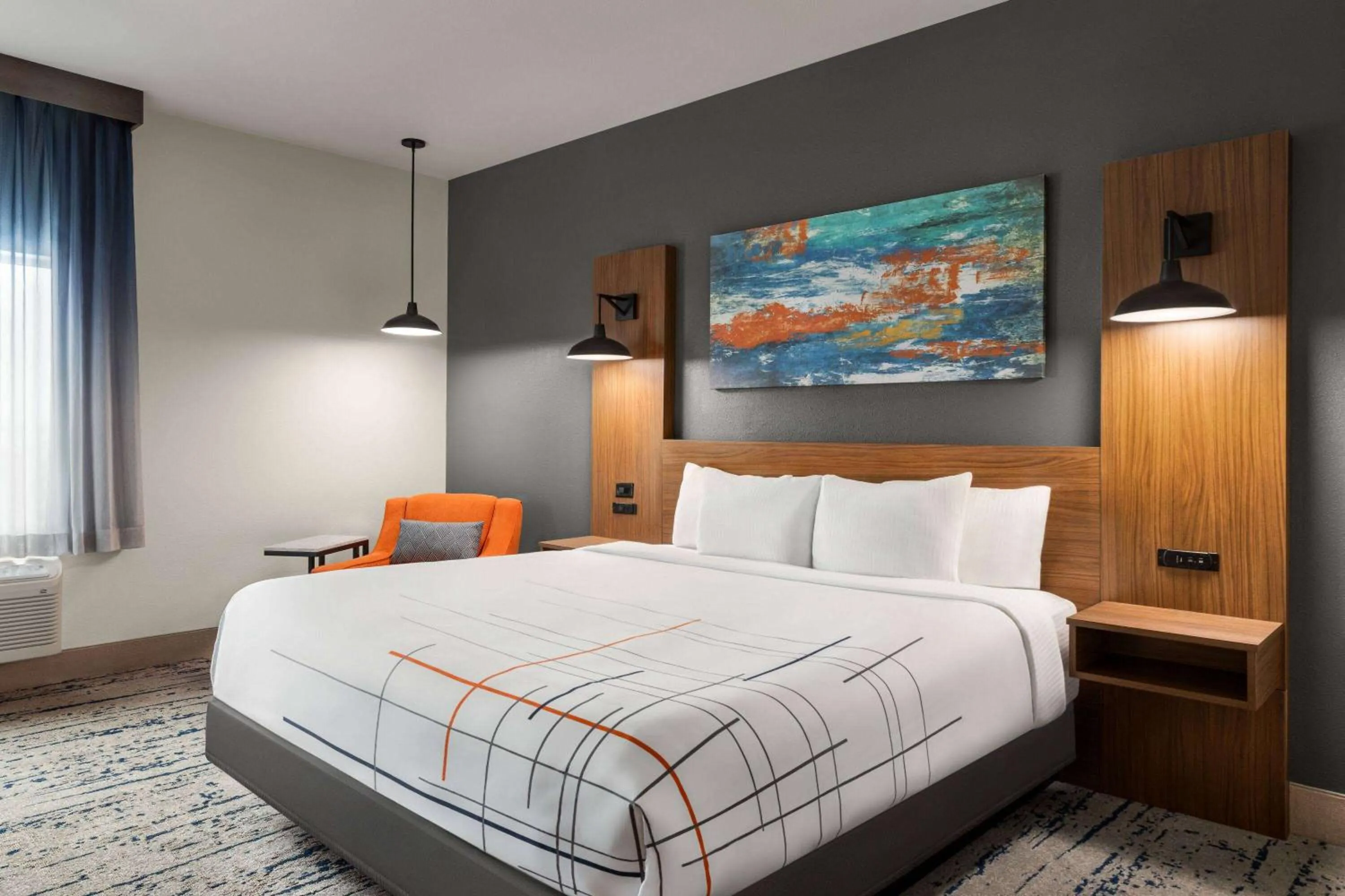 Photo of the whole room, Bed in La Quinta Inn & Suites by Wyndham Austin South