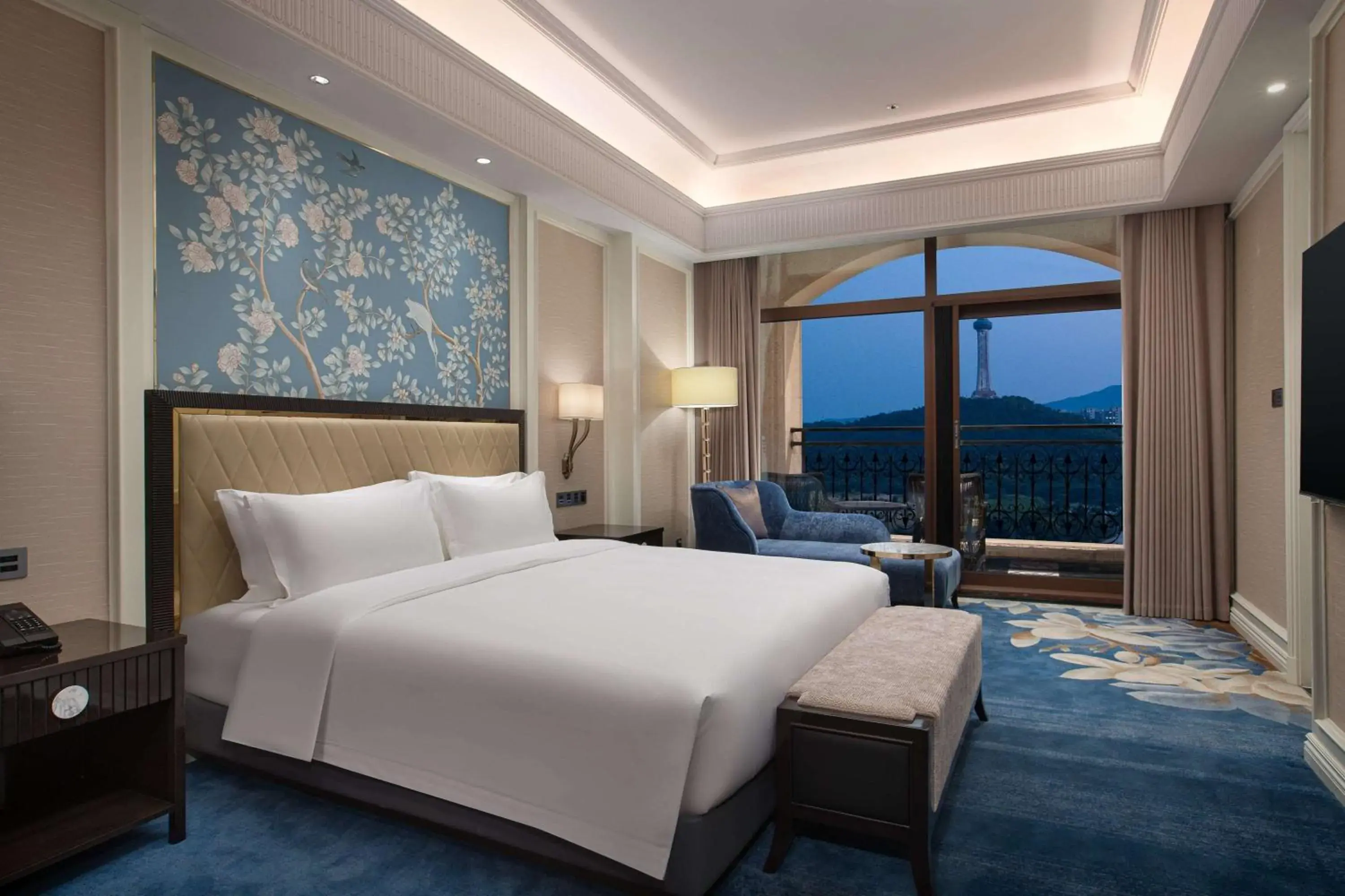 Deluxe King Room with Garden View in Wyndham Taian West Deluxe King Room with Garden View in Wyndham Taian West