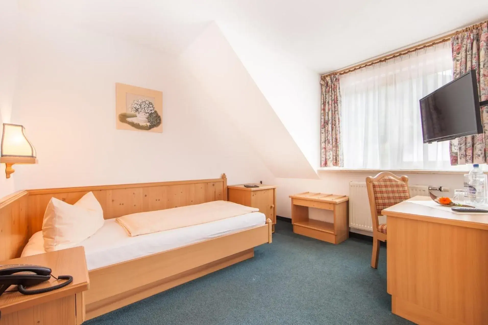 Single Room with Shower - single occupancy in Hotel und Restaurant Piccolo Single Room with Shower - single occupancy in Hotel und Restaurant Piccolo