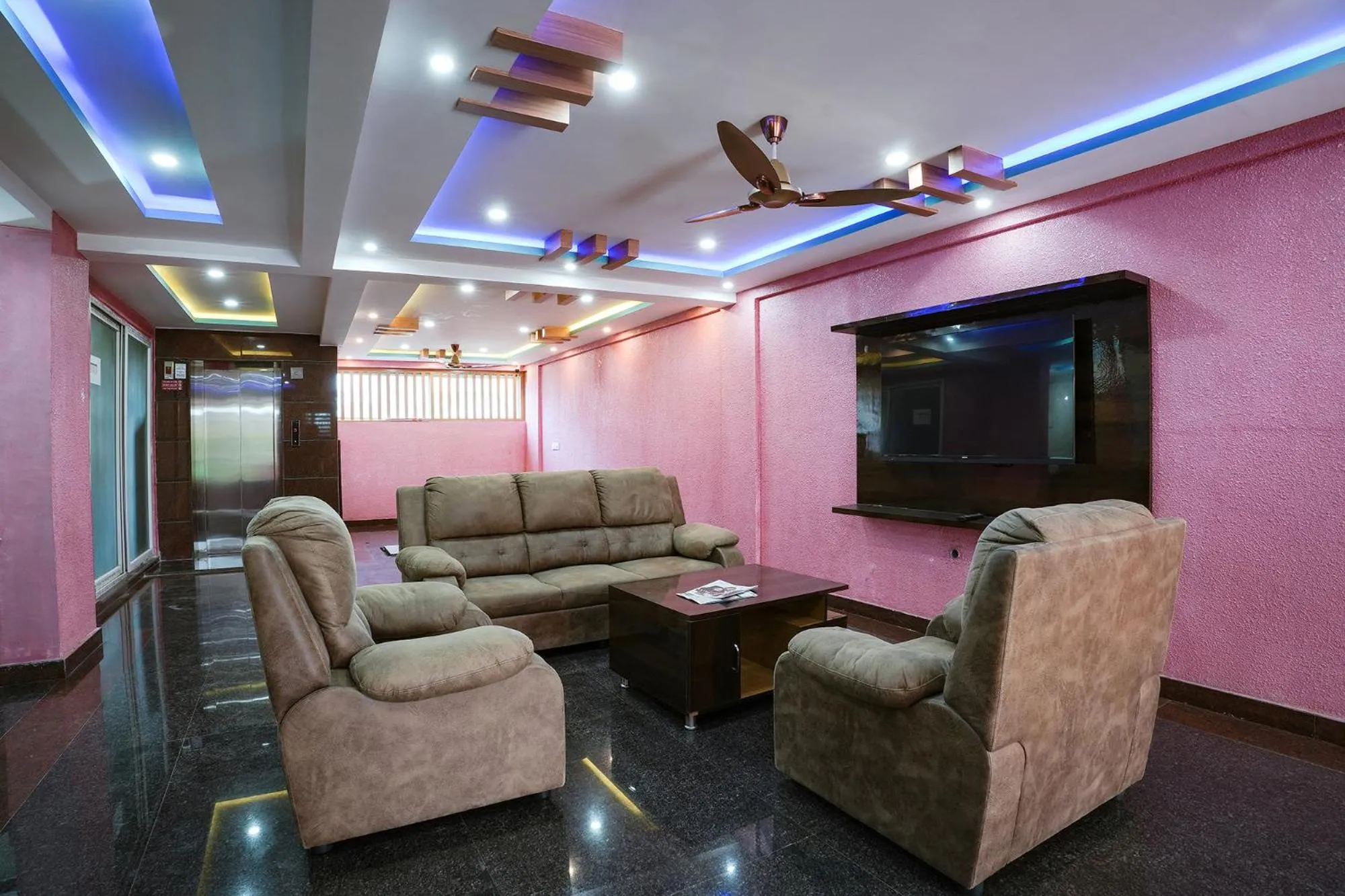 Seating area in FabHotel A White Pearl Suites - Yelahanka