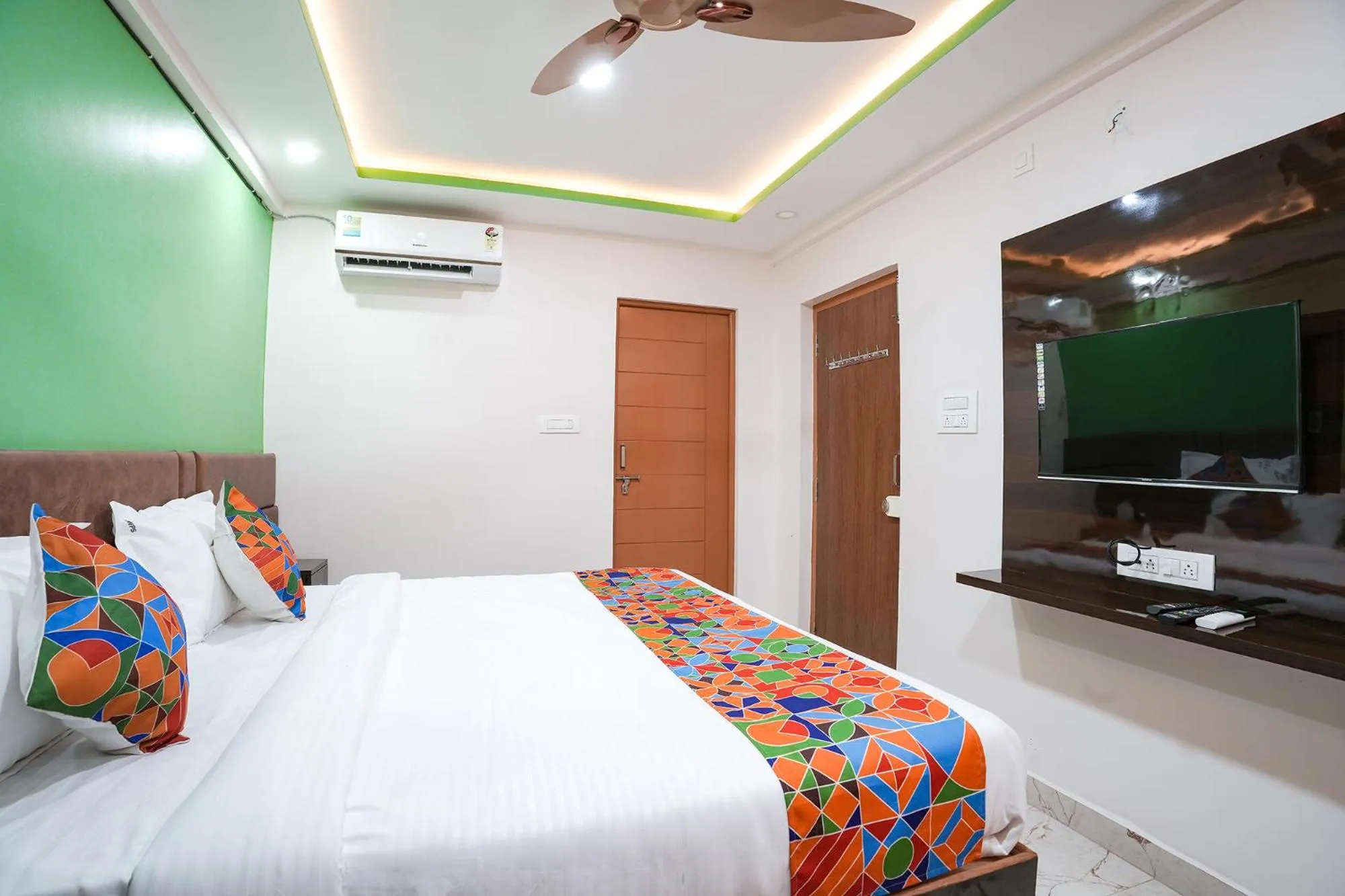 Bed in FabHotel A White Pearl Suites - Yelahanka