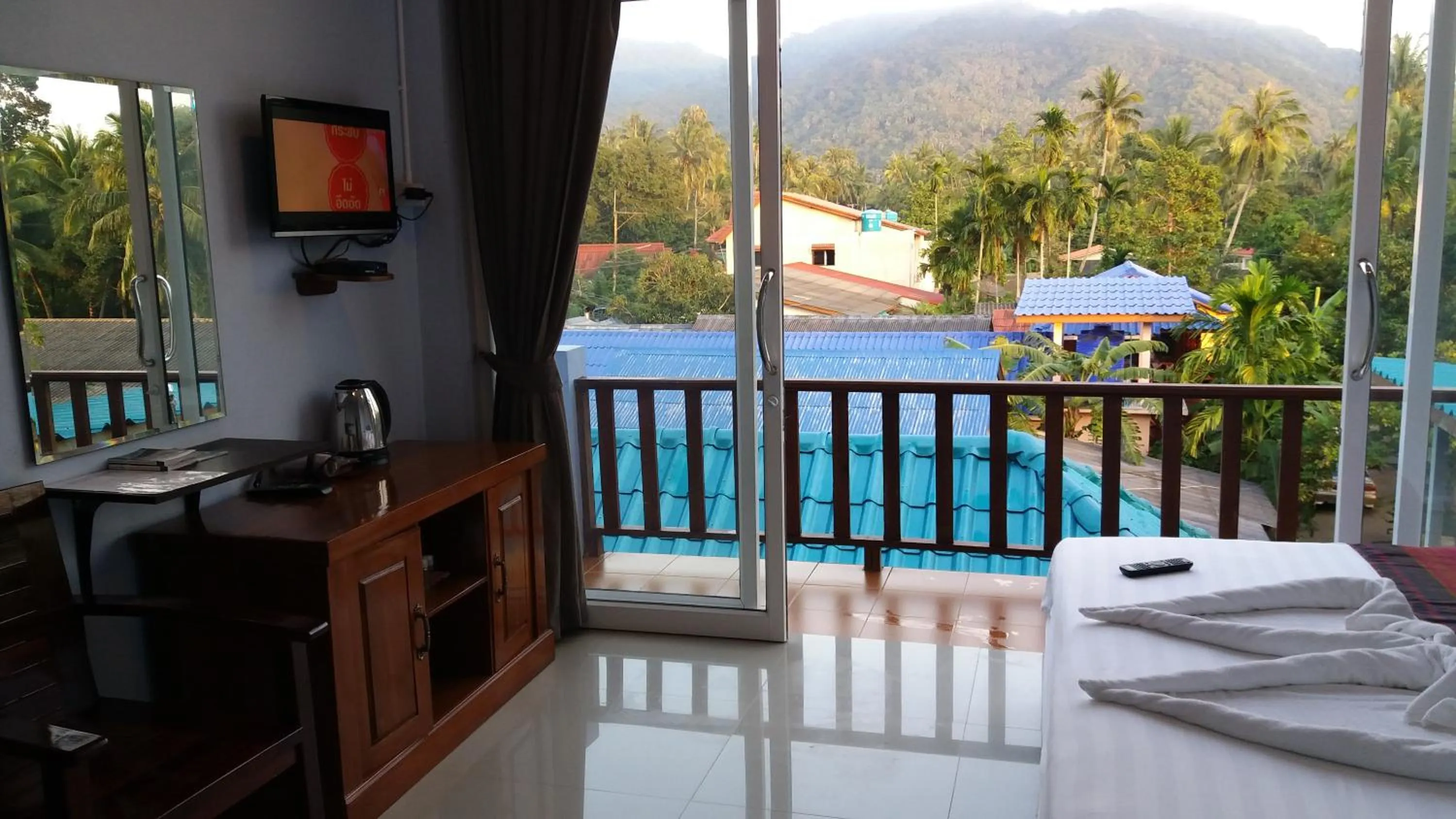 Living room, Bed in Hotel Rung Phangan