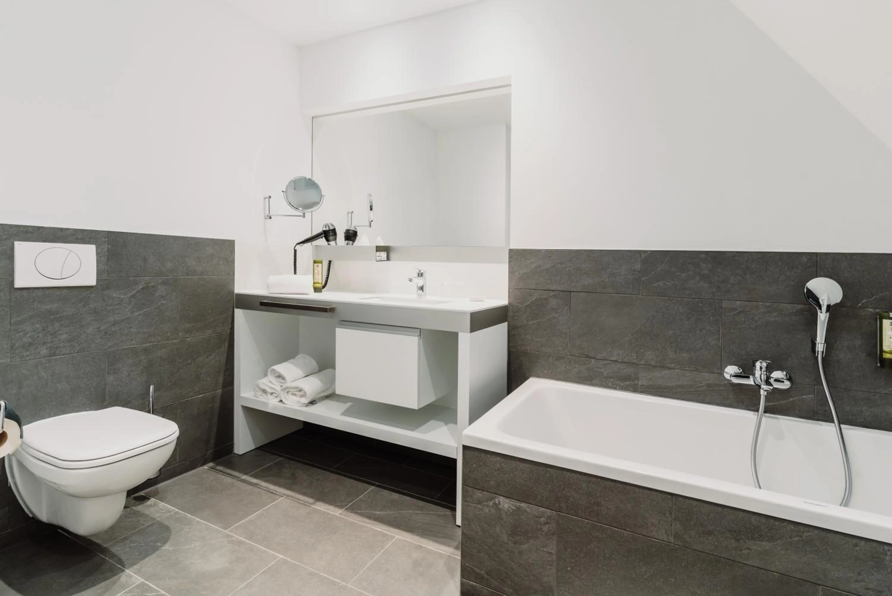 Toilet in Grimms Hotel Hanau