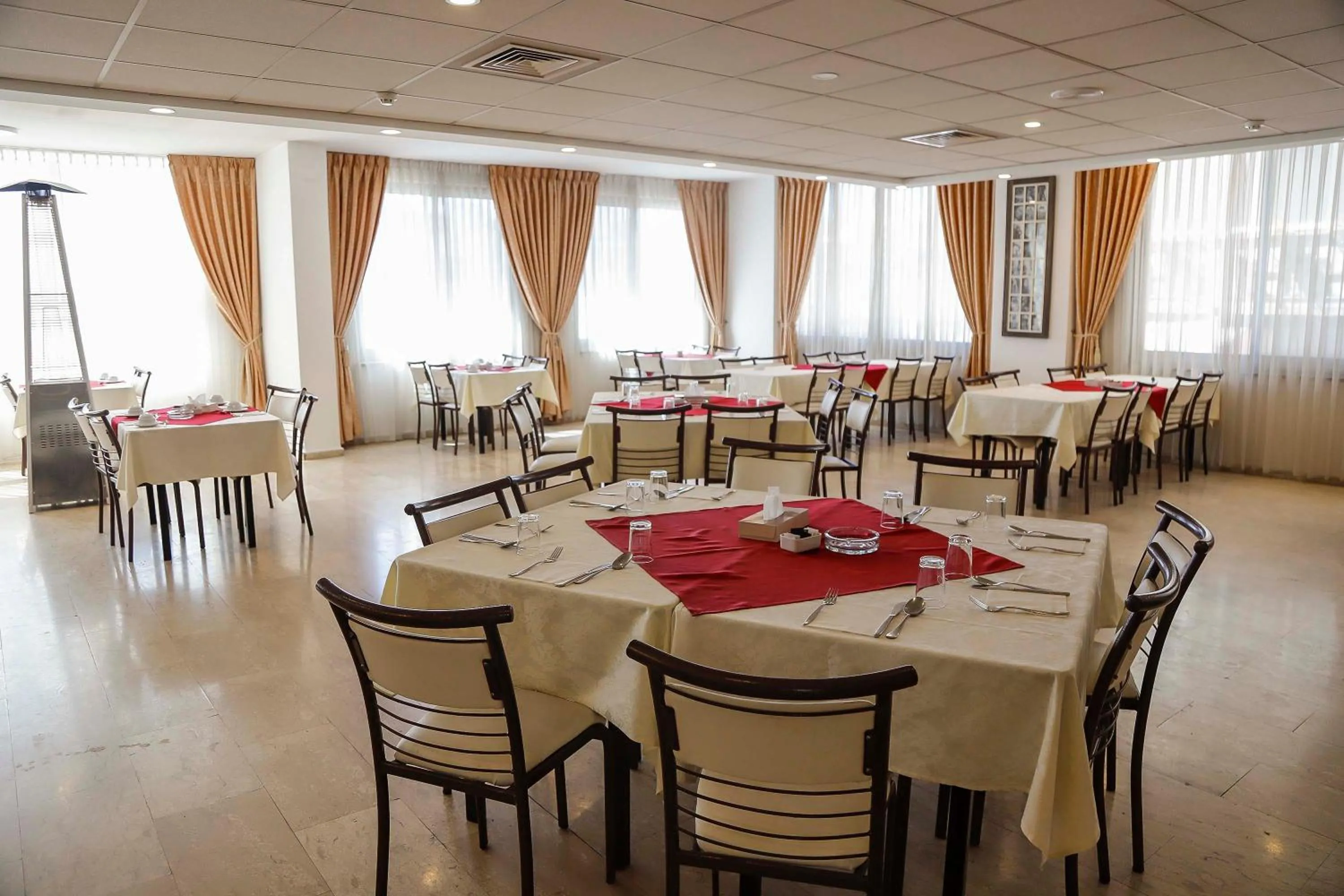 Restaurant/places to eat in City Inn Palace Hotel