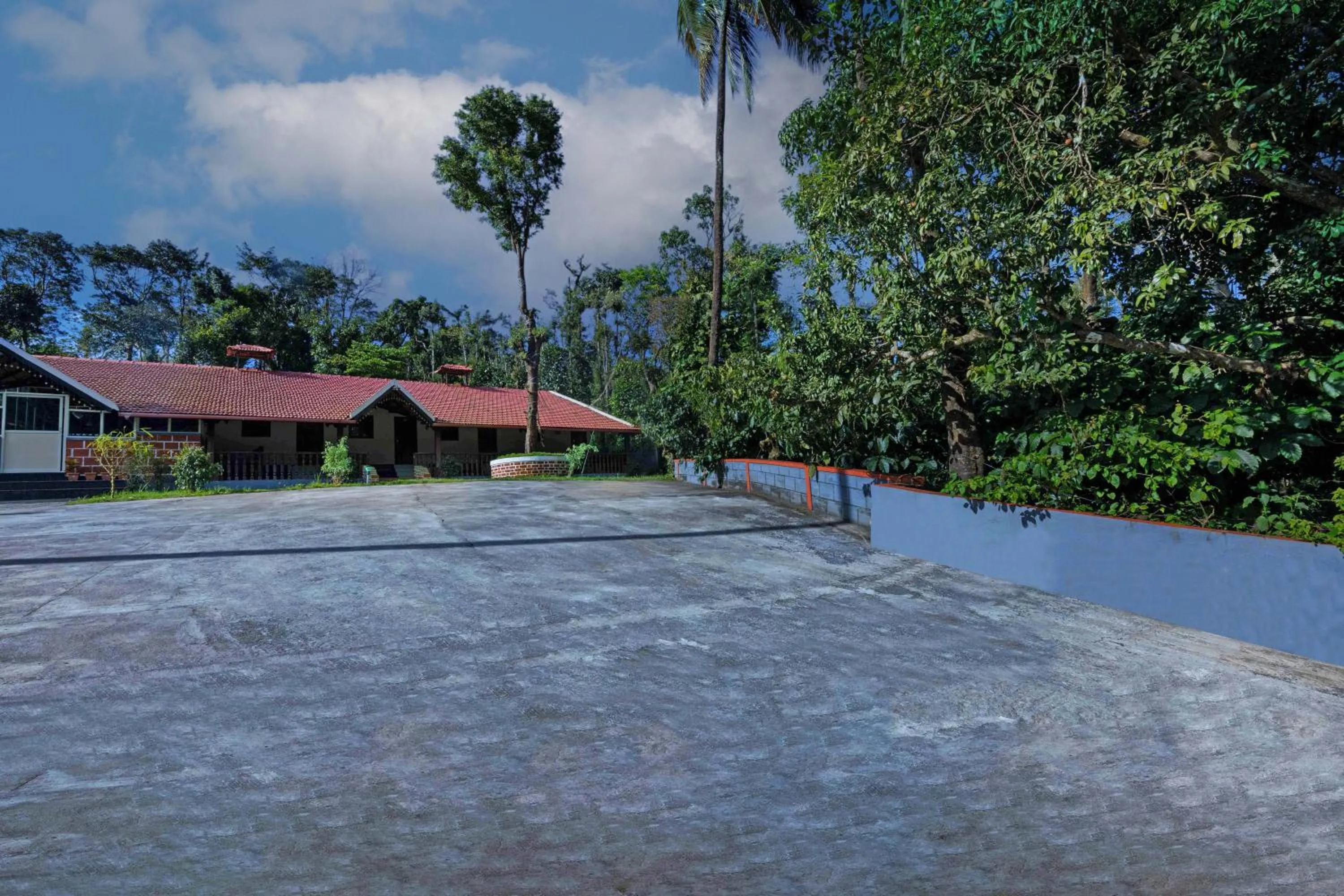 Parking in Treebo River View